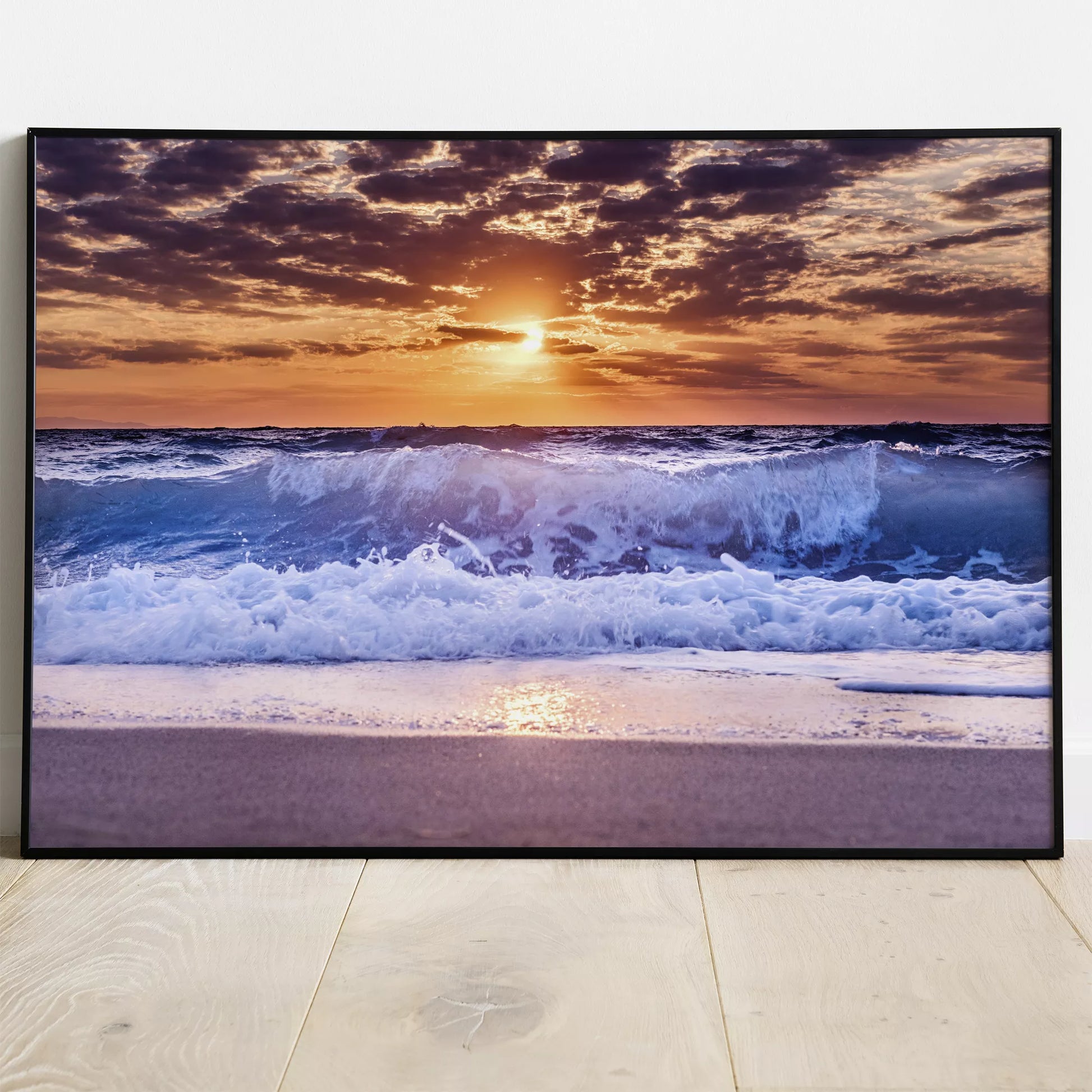 夕焼け空と打ち寄せる青い波のビーチ風景