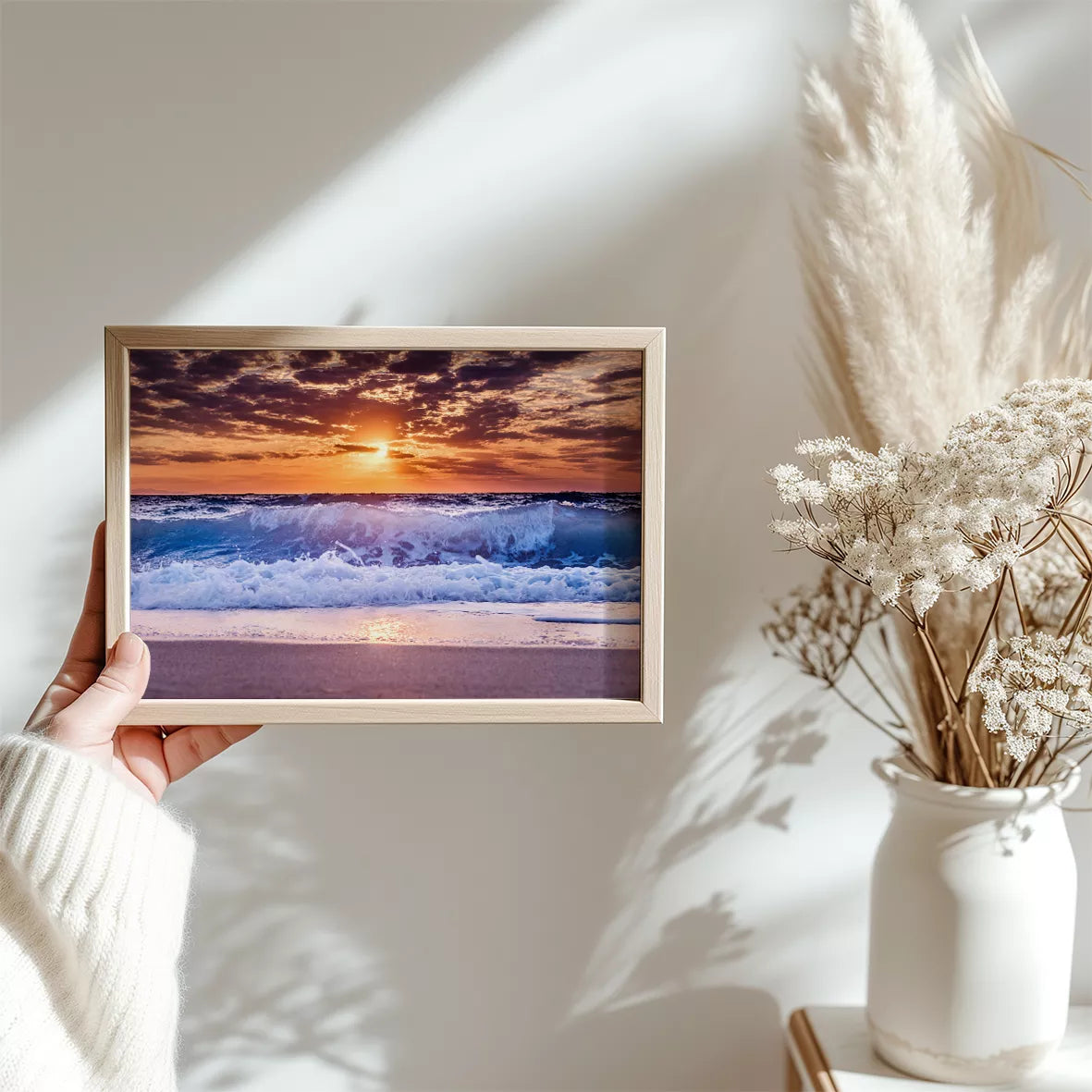 夕焼け空と打ち寄せる青い波のビーチ風景