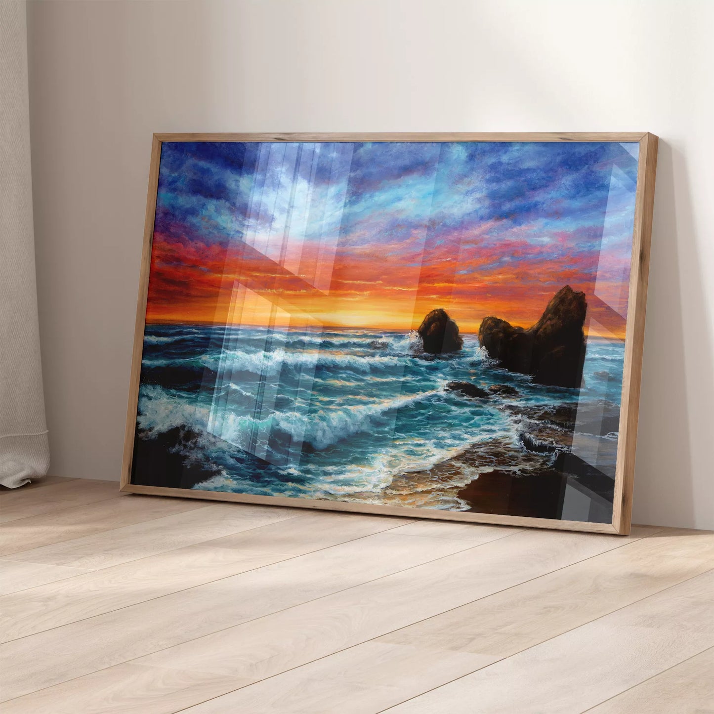 夕焼けの空と荒波が打ち寄せる海岸の風景画