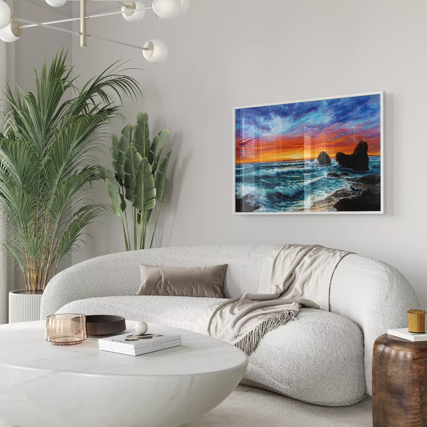 夕焼けの空と荒波が打ち寄せる海岸の風景画