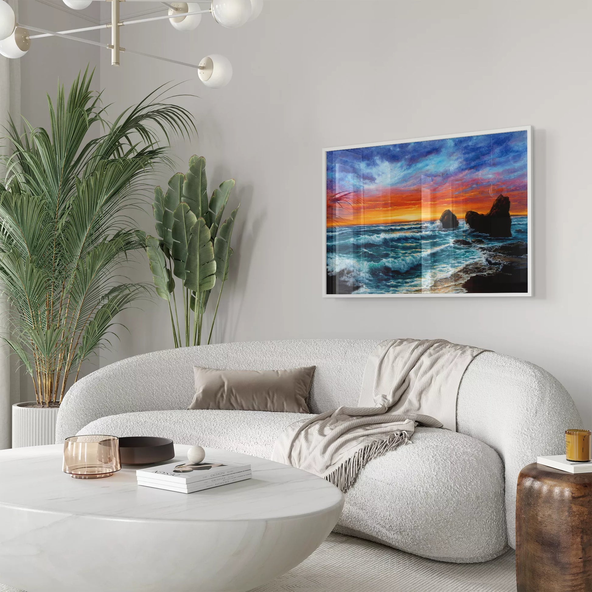 夕焼けの空と荒波が打ち寄せる海岸の風景画