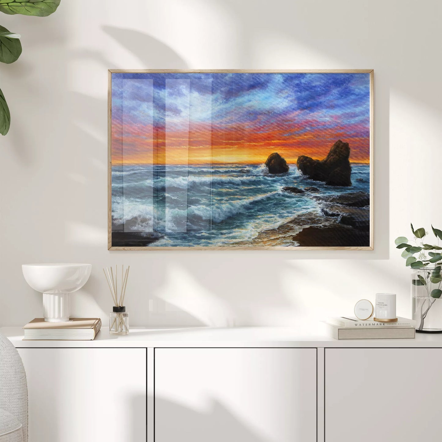 夕焼けの空と荒波が打ち寄せる海岸の風景画