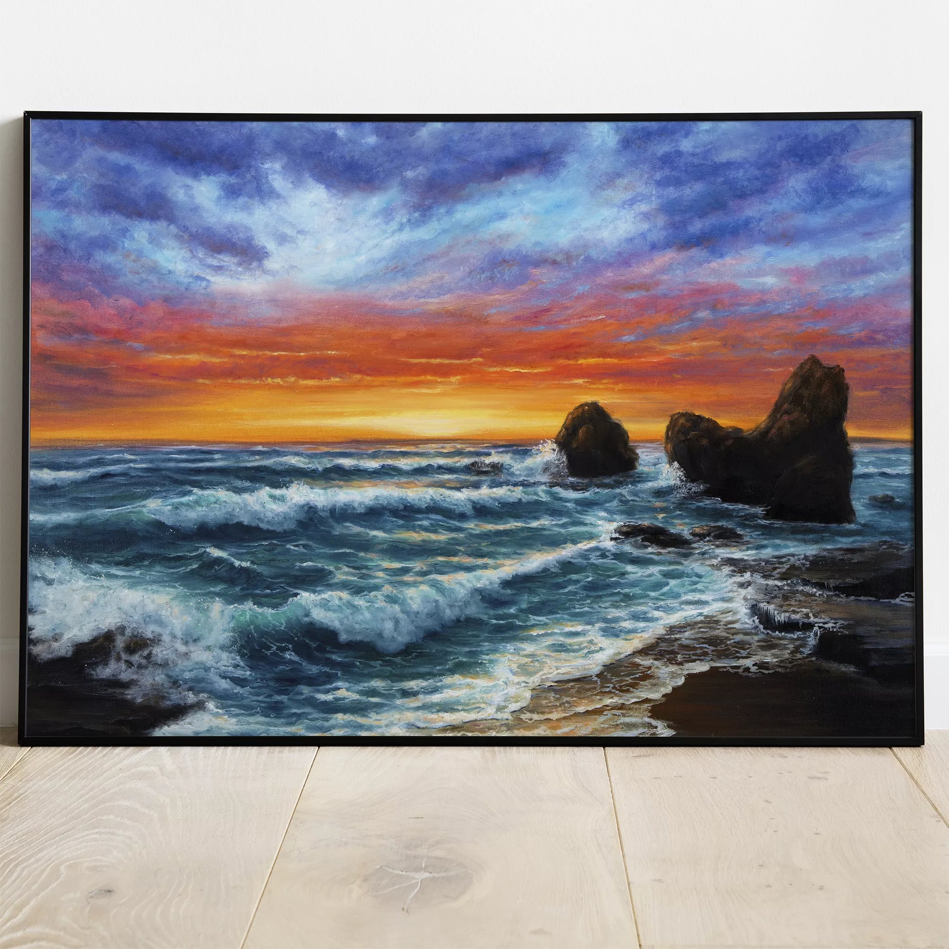 夕焼けの空と荒波が打ち寄せる海岸の風景画