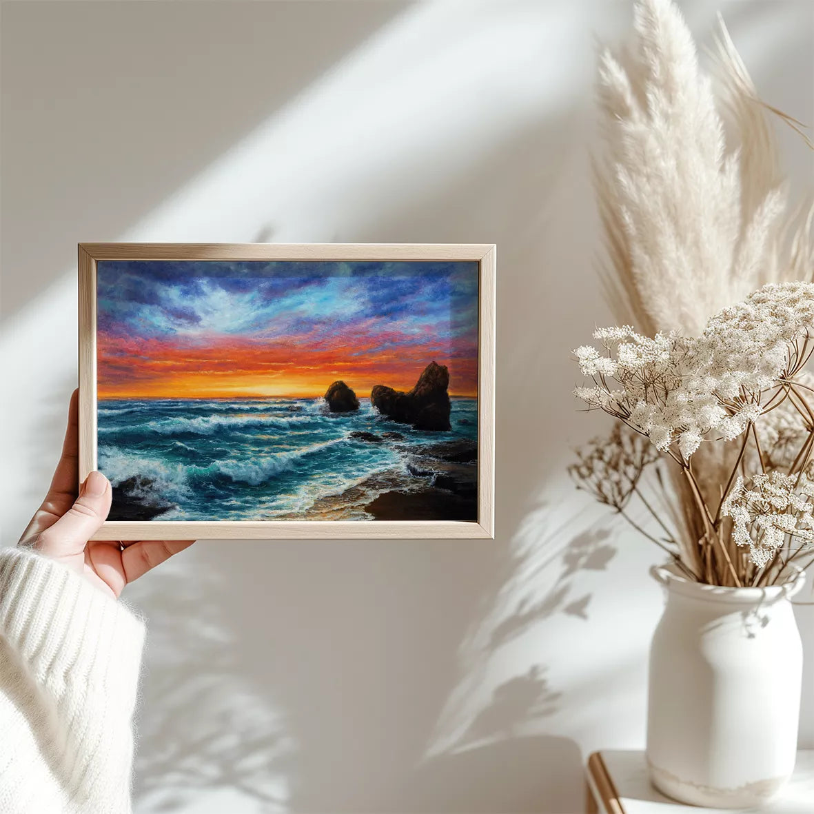 夕焼けの空と荒波が打ち寄せる海岸の風景画