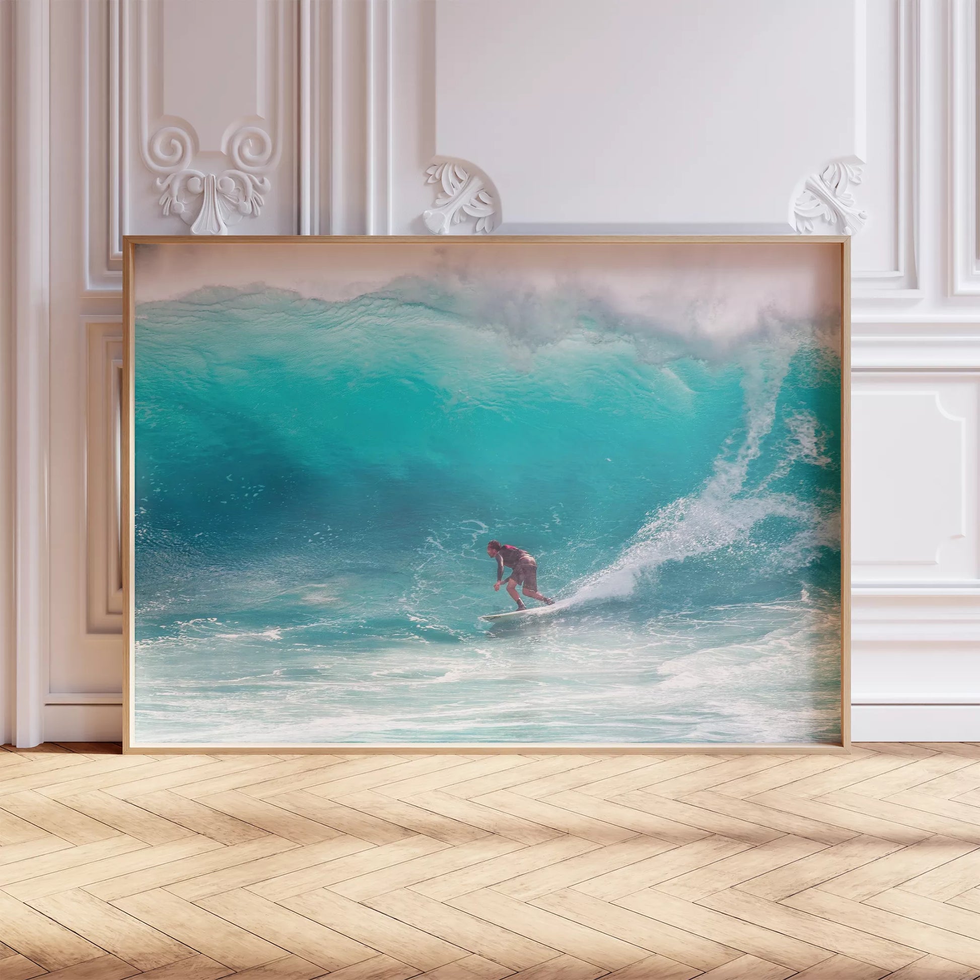 エメラルドグリーンの波を乗りこなすサーファーの躍動的な瞬間