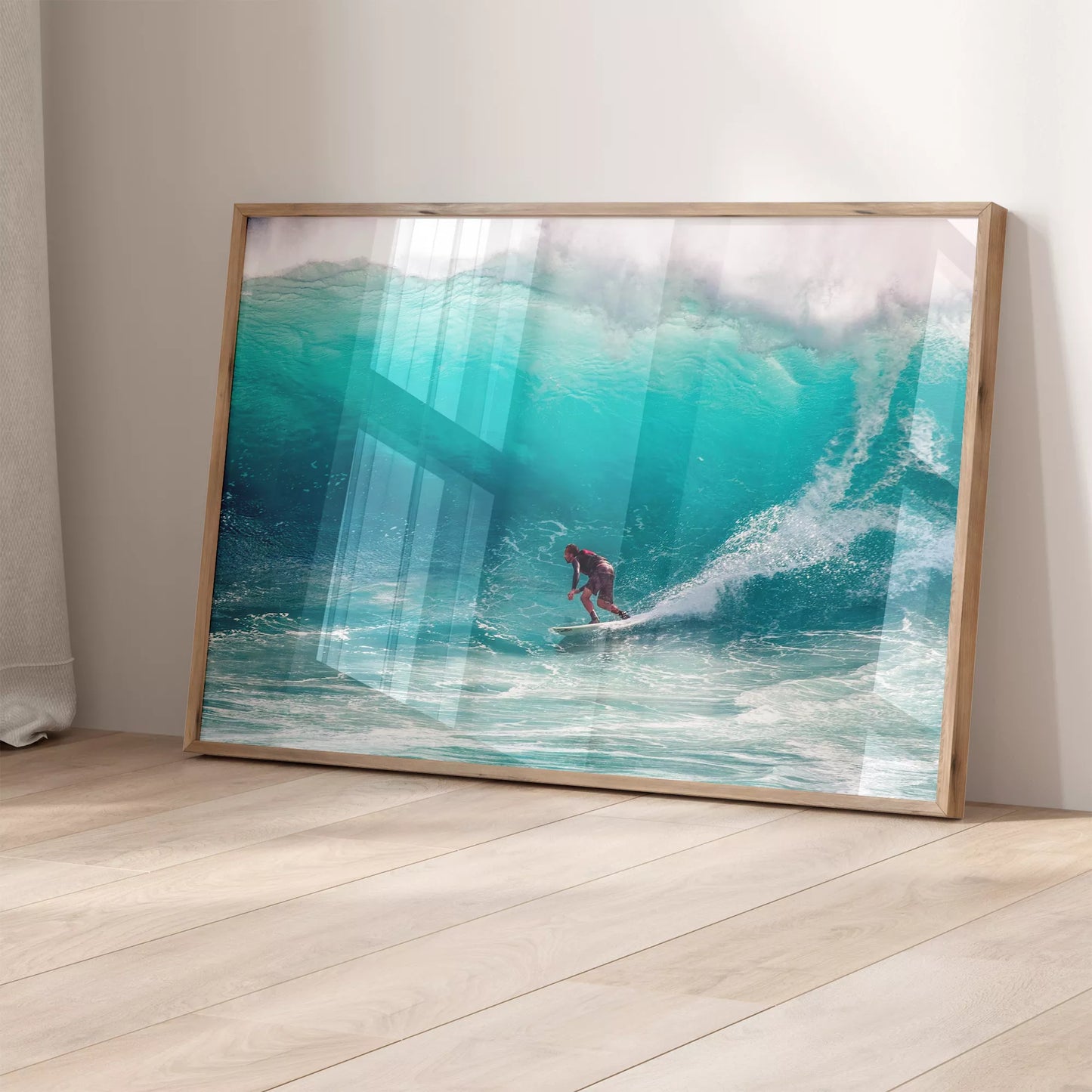 エメラルドグリーンの波を乗りこなすサーファーの躍動的な瞬間