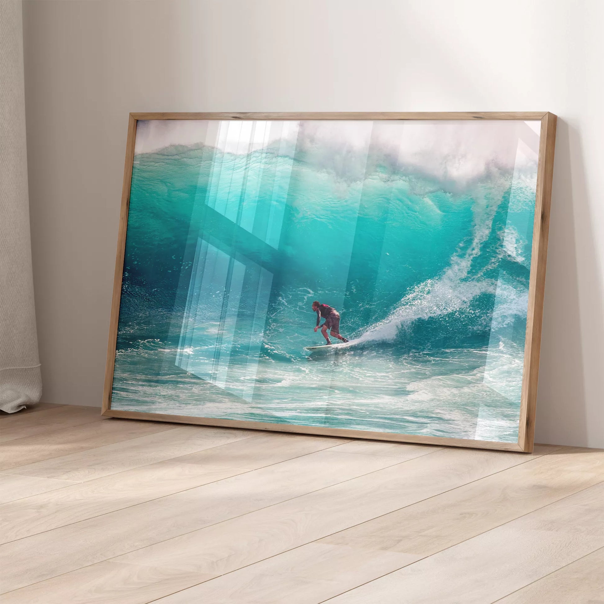 エメラルドグリーンの波を乗りこなすサーファーの躍動的な瞬間