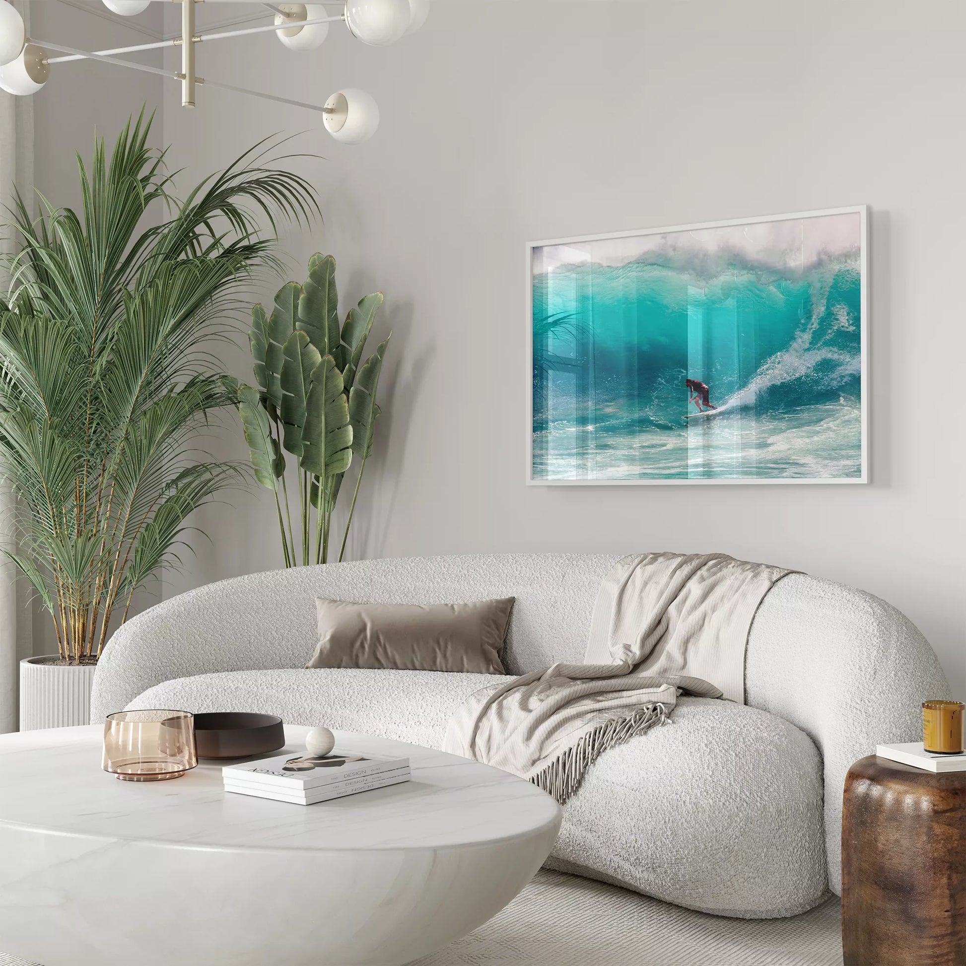 エメラルドグリーンの波を乗りこなすサーファーの躍動的な瞬間