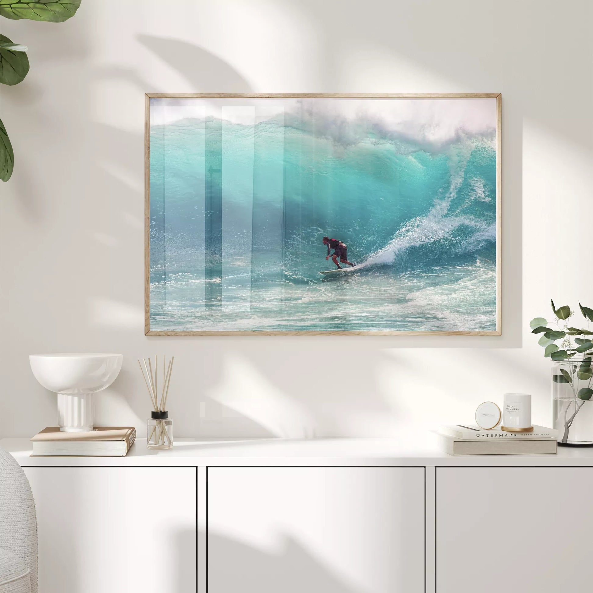 エメラルドグリーンの波を乗りこなすサーファーの躍動的な瞬間