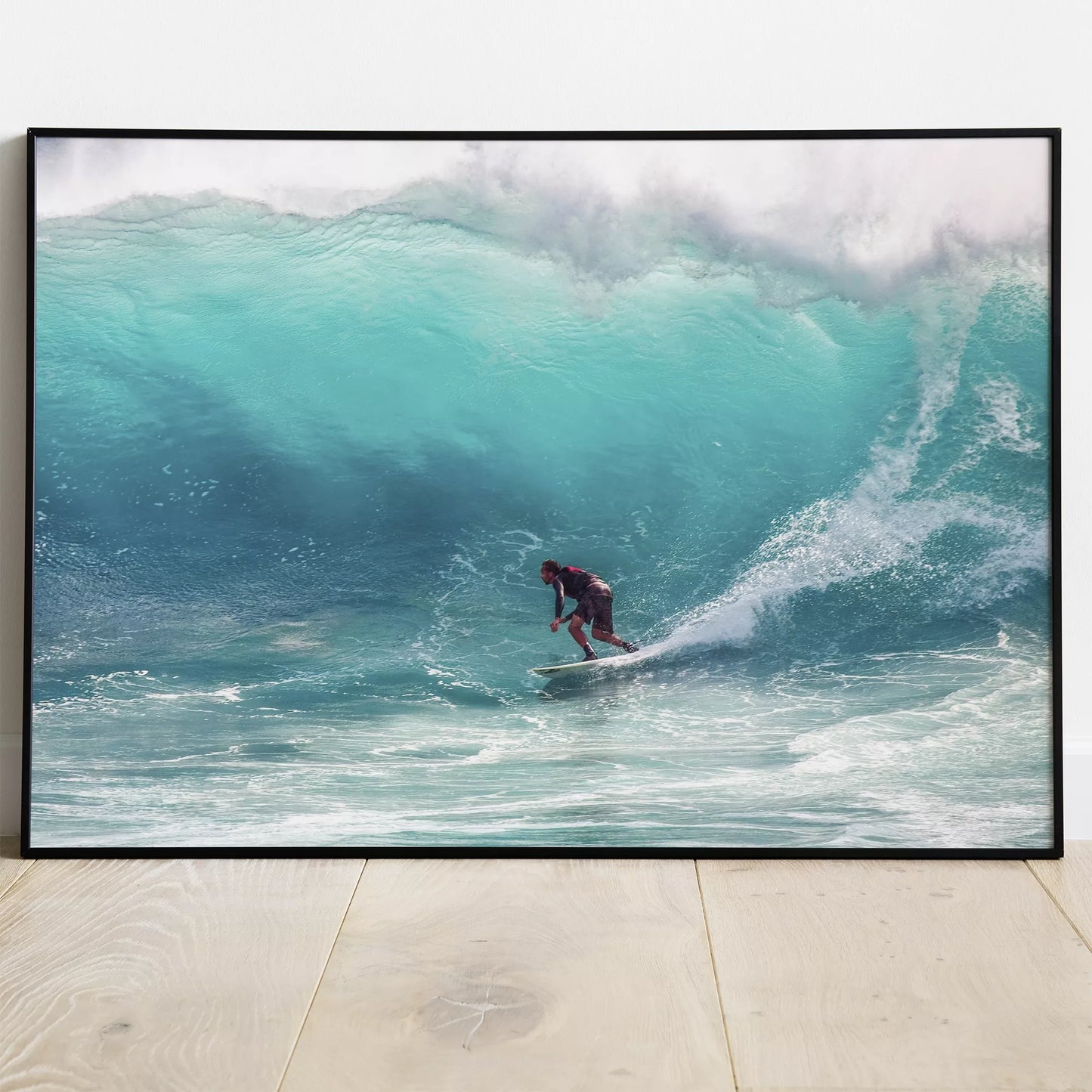 エメラルドグリーンの波を乗りこなすサーファーの躍動的な瞬間