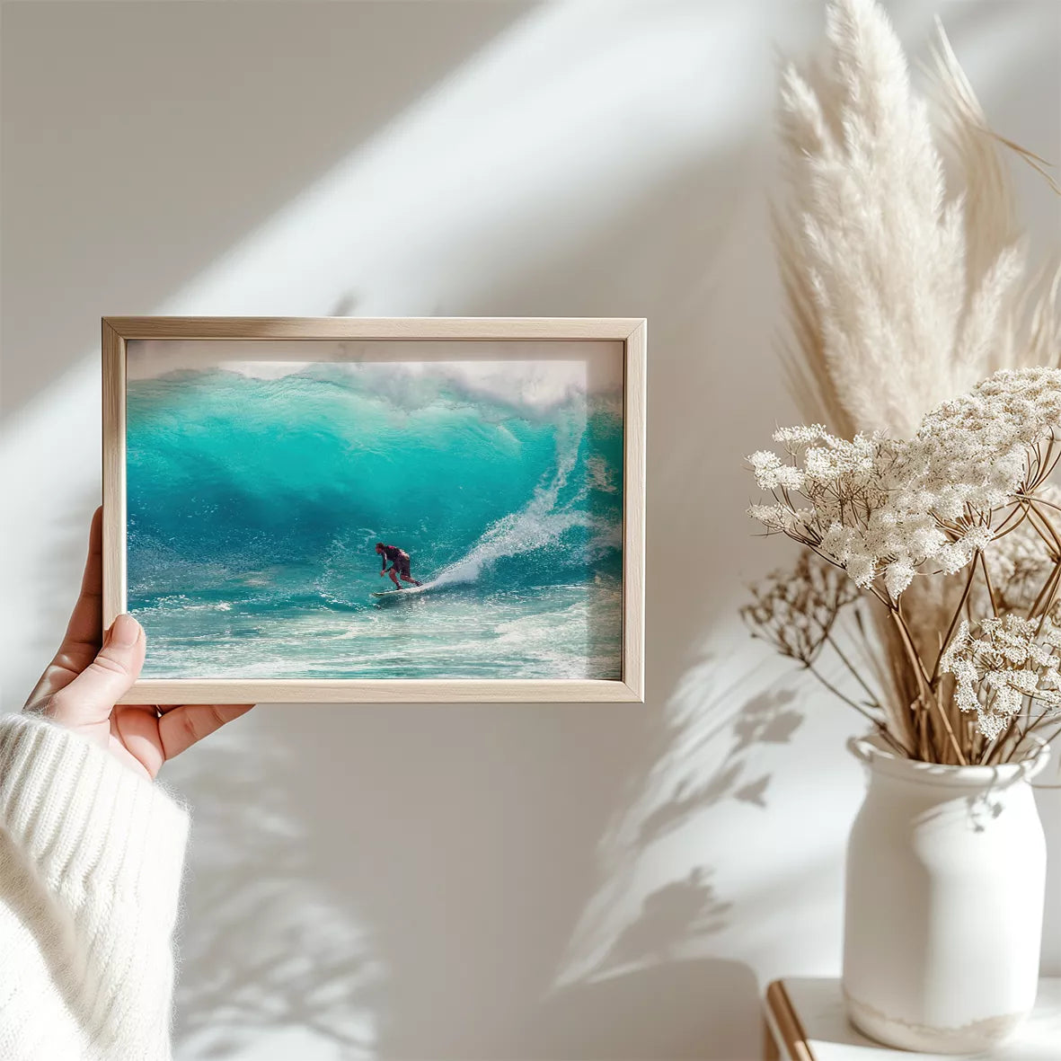 エメラルドグリーンの波を乗りこなすサーファーの躍動的な瞬間