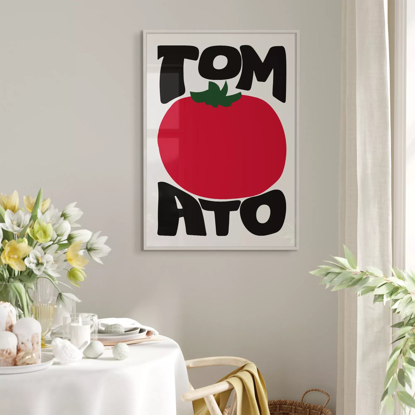 白地にモダンな黒字で「TOMATO」の文字を「TOM」と「ATO」に分け、その間に大きな赤いトマトのイラストをあしらったミニマルなアートプリント。緑の葉がアクセントとなり、シンプルながらインパクトのあるデザイン。