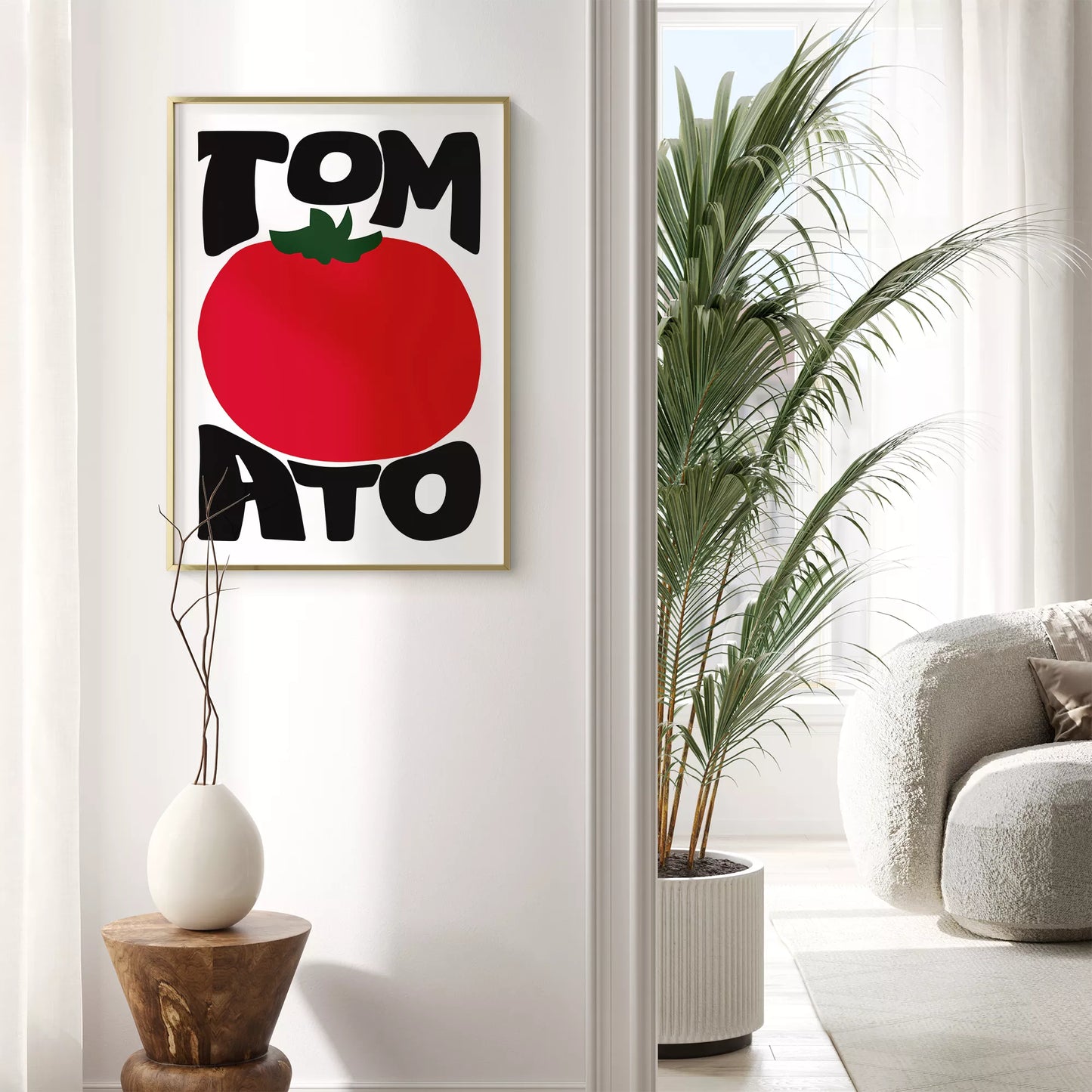 白地にモダンな黒字で「TOMATO」の文字を「TOM」と「ATO」に分け、その間に大きな赤いトマトのイラストをあしらったミニマルなアートプリント。緑の葉がアクセントとなり、シンプルながらインパクトのあるデザイン。