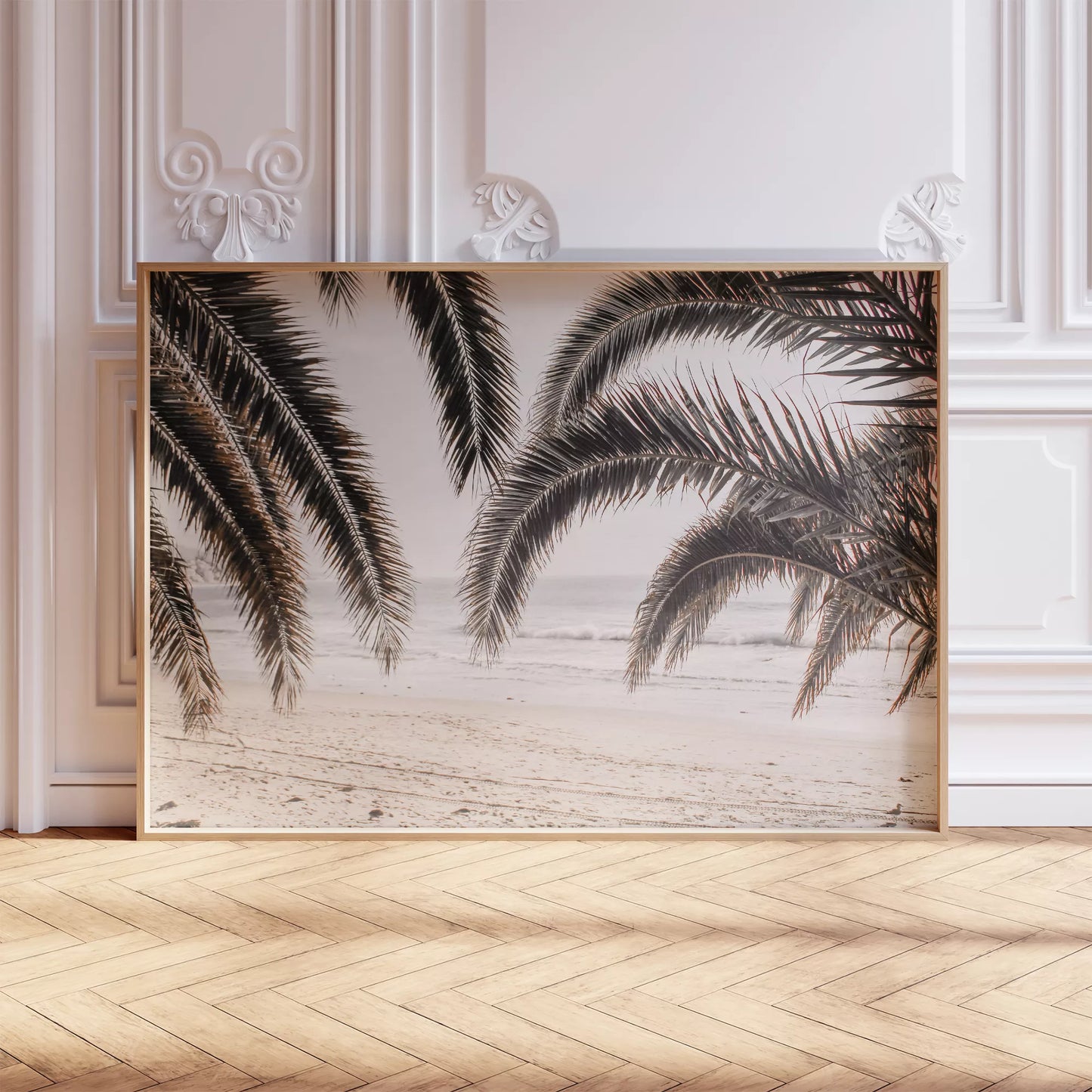 モノクロームのヤシの葉と砂浜、波打ち際の癒し系ビーチ風景