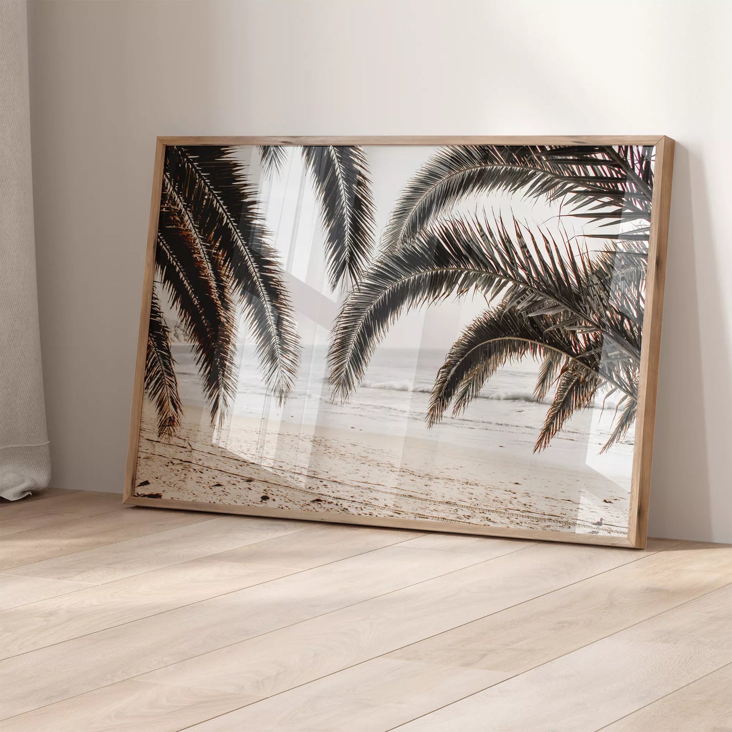 モノクロームのヤシの葉と砂浜、波打ち際の癒し系ビーチ風景