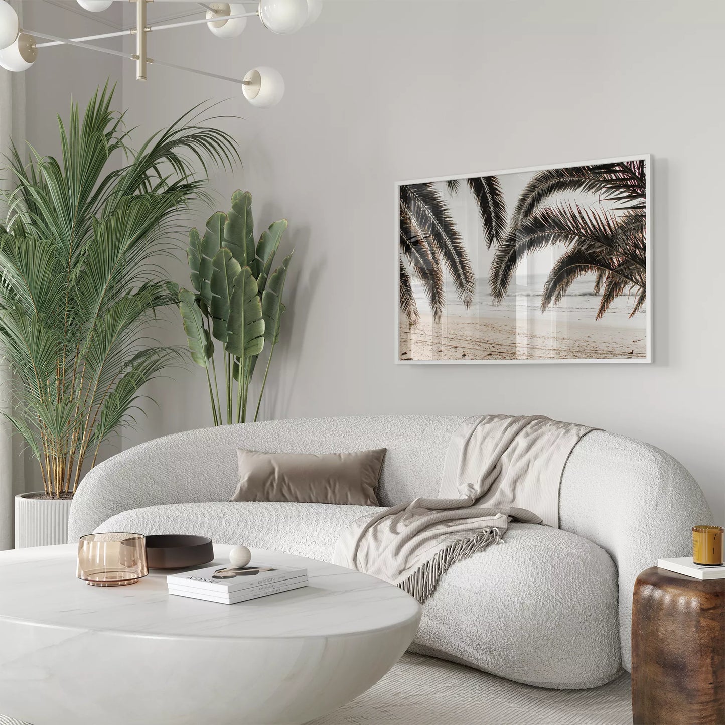 モノクロームのヤシの葉と砂浜、波打ち際の癒し系ビーチ風景