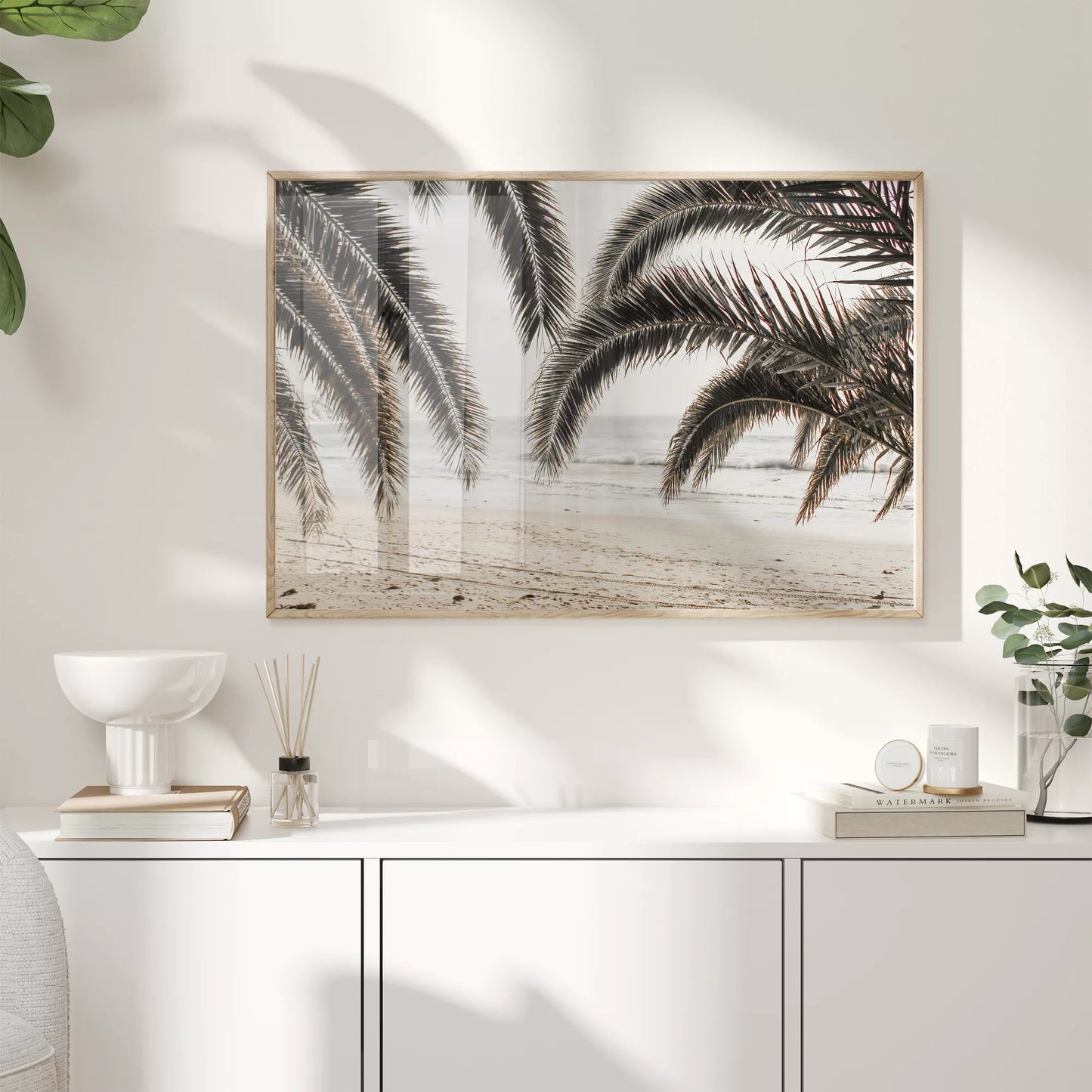 モノクロームのヤシの葉と砂浜、波打ち際の癒し系ビーチ風景