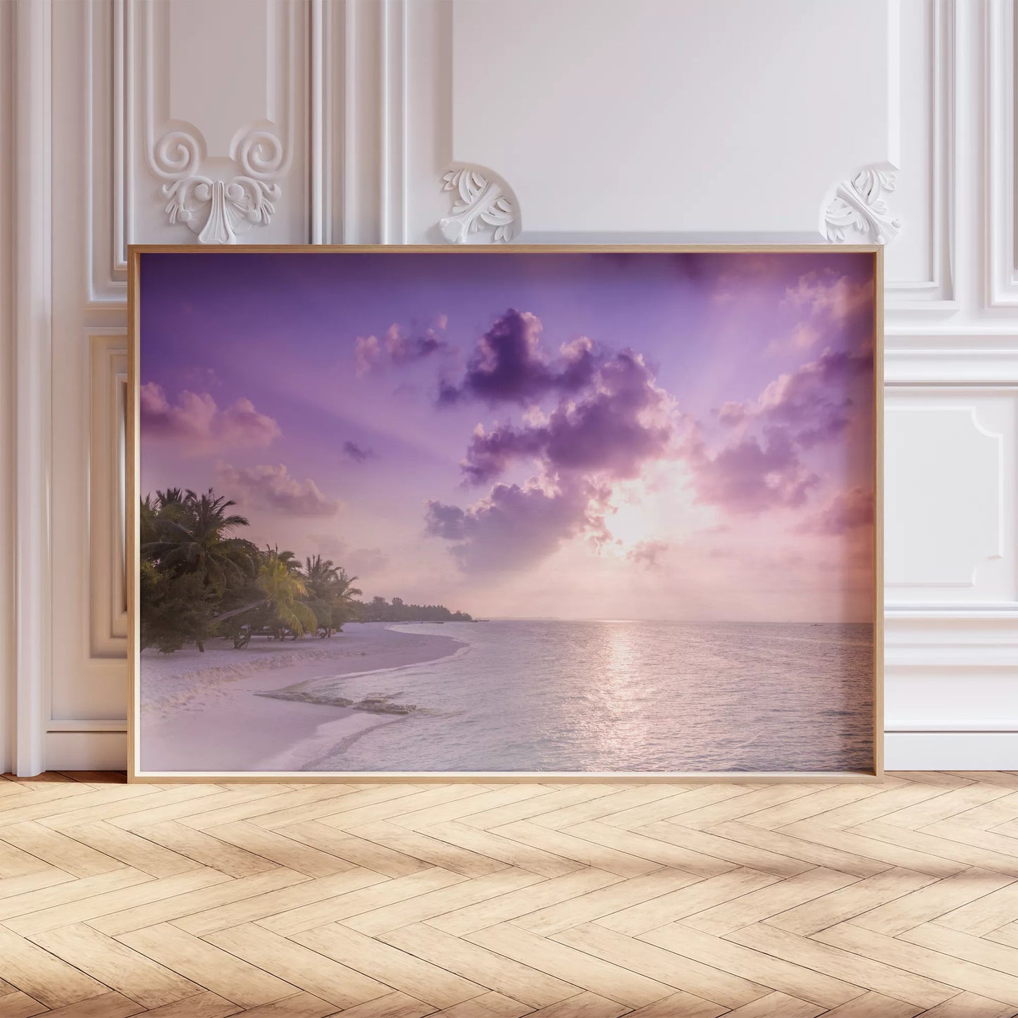 紫色の夕焼け空と白砂浜のトロピカルビーチ風景