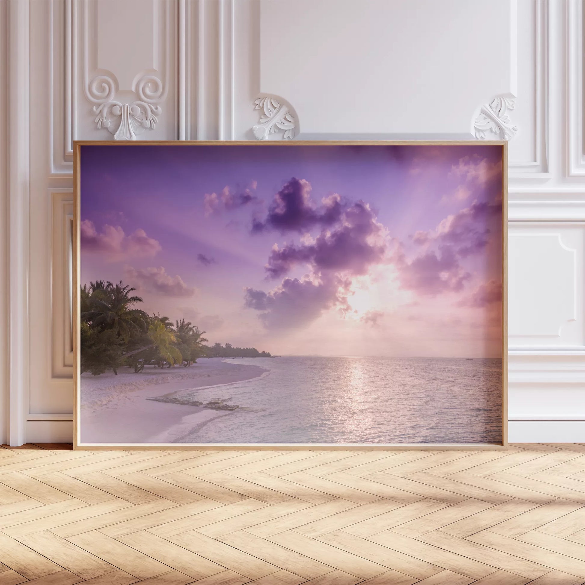 紫色の夕焼け空と白砂浜のトロピカルビーチ風景