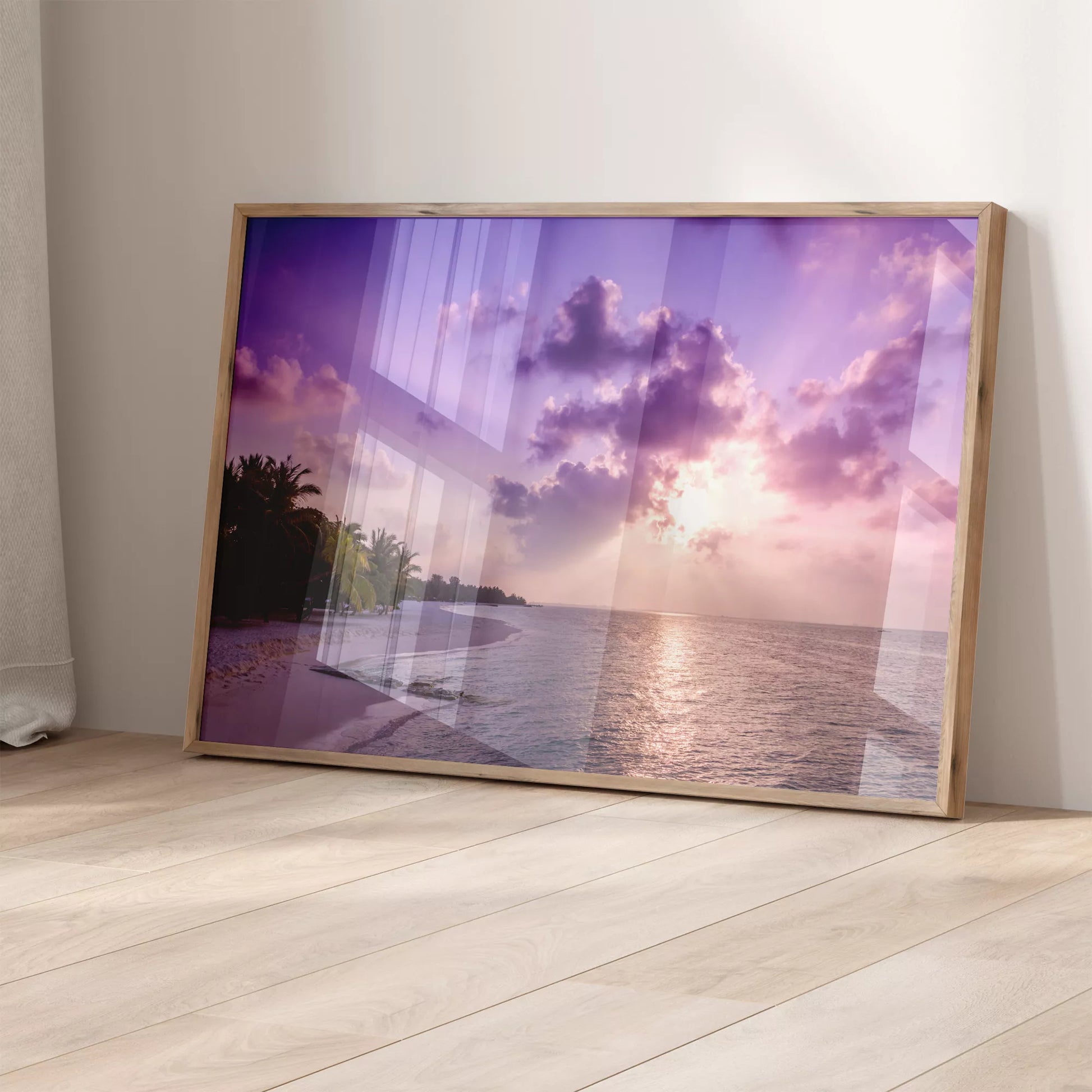 紫色の夕焼け空と白砂浜のトロピカルビーチ風景