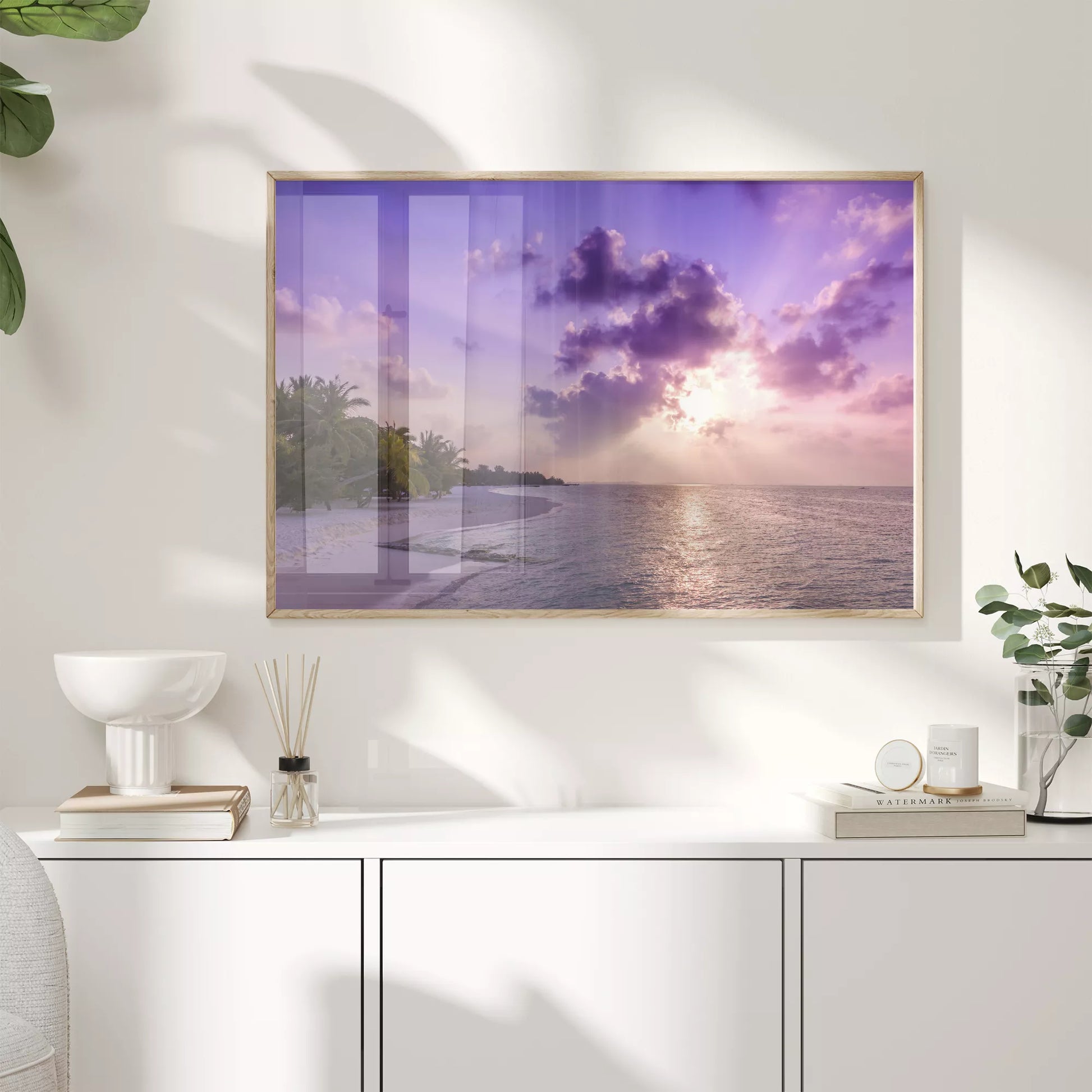 紫色の夕焼け空と白砂浜のトロピカルビーチ風景