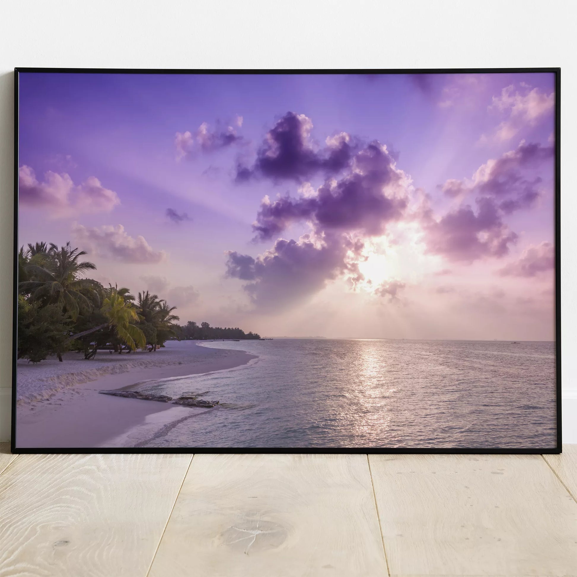 紫色の夕焼け空と白砂浜のトロピカルビーチ風景