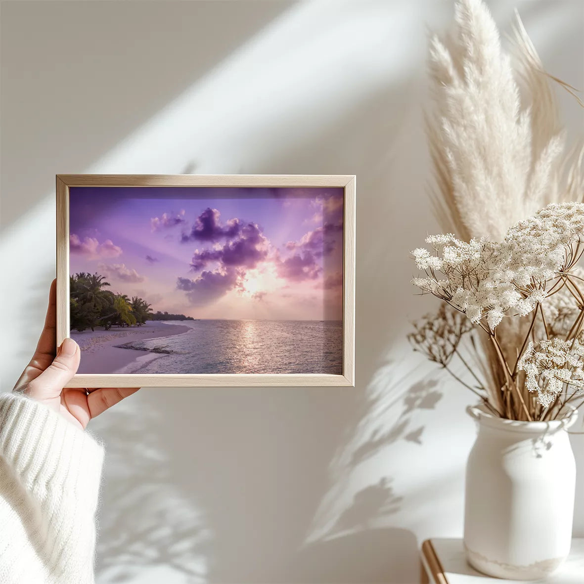 紫色の夕焼け空と白砂浜のトロピカルビーチ風景