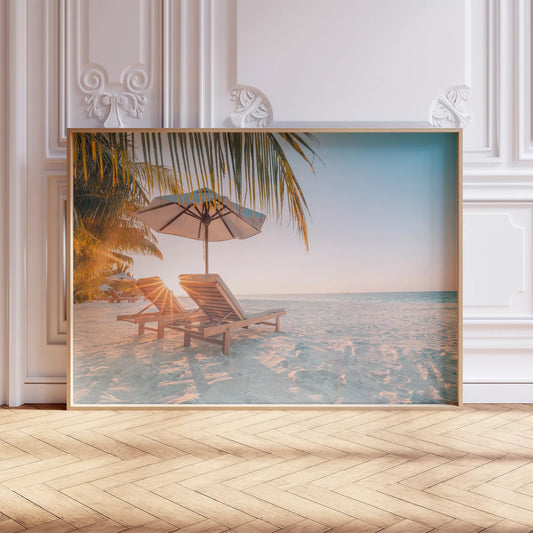 夕日に染まる砂浜とパラソル付きビーチチェア、揺れる椰子の木