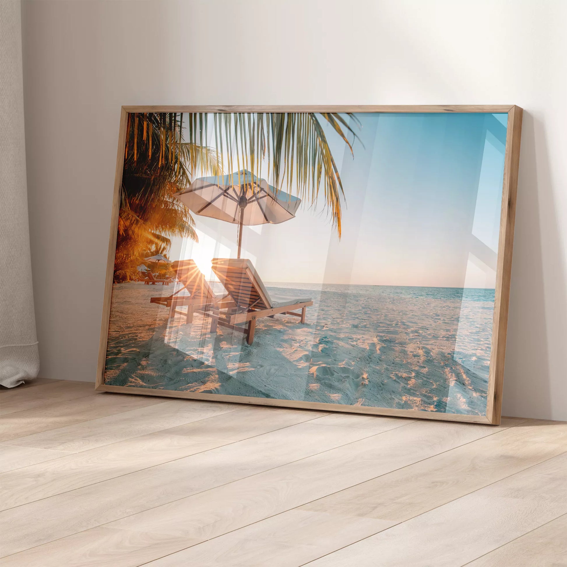 夕日に染まる砂浜とパラソル付きビーチチェア、揺れる椰子の木