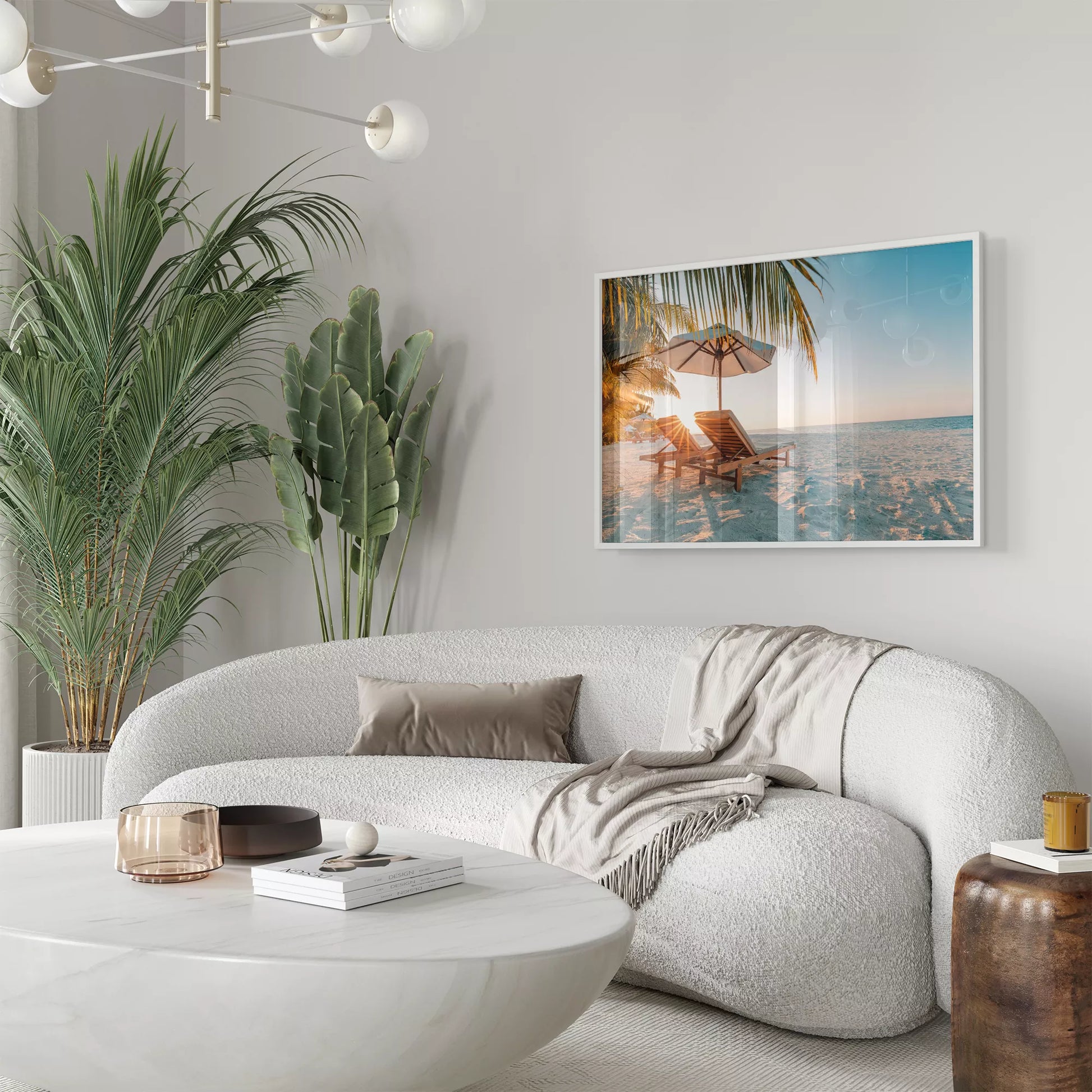 夕日に染まる砂浜とパラソル付きビーチチェア、揺れる椰子の木