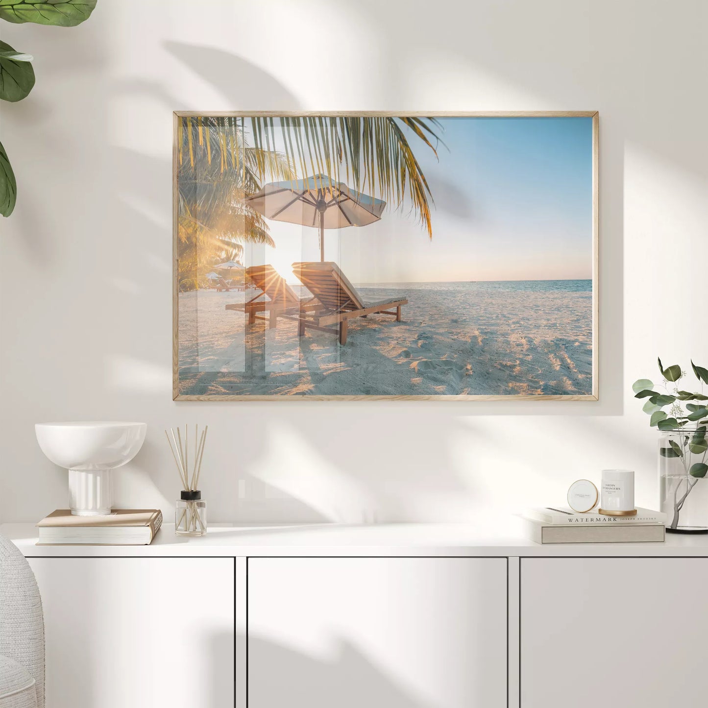 夕日に染まる砂浜とパラソル付きビーチチェア、揺れる椰子の木