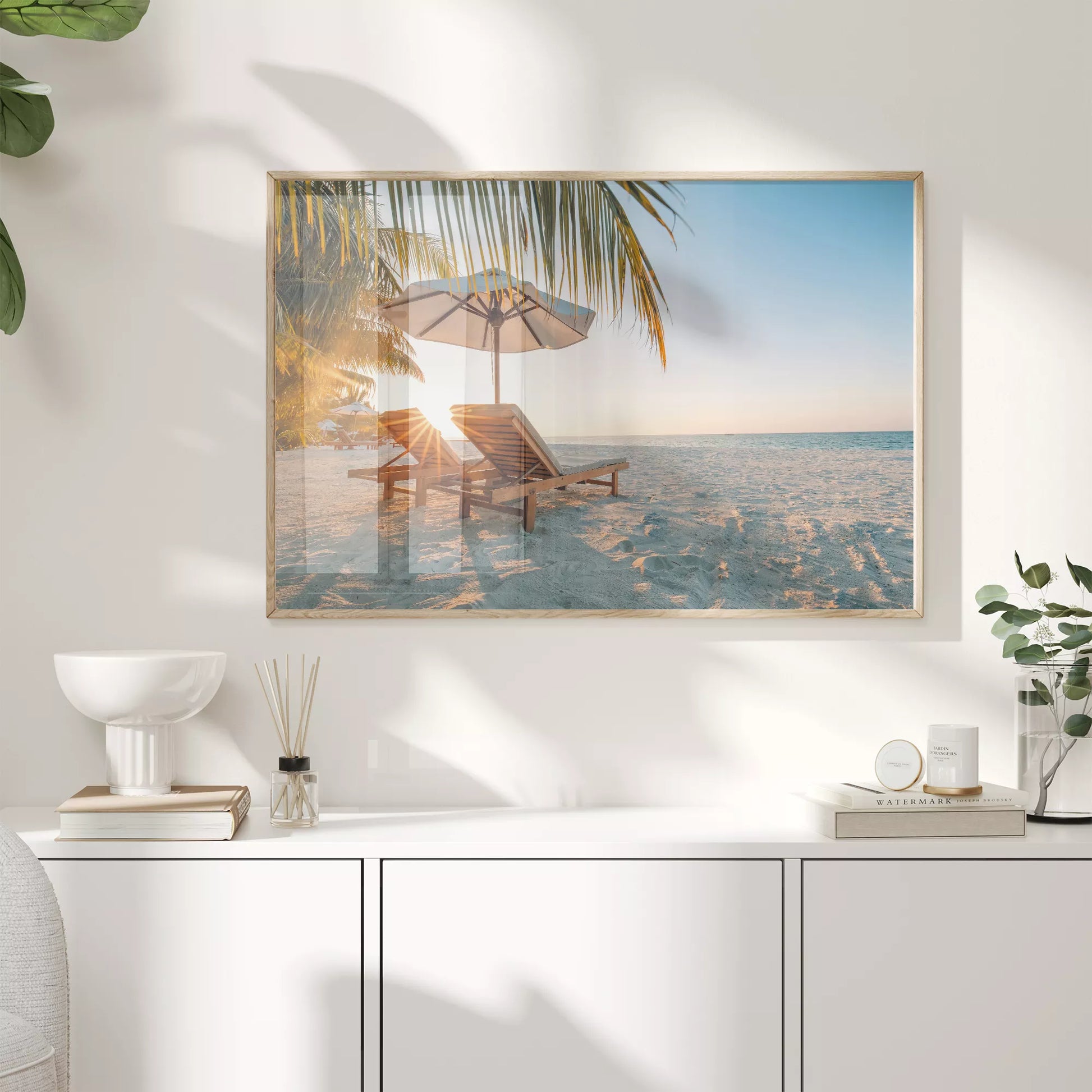 夕日に染まる砂浜とパラソル付きビーチチェア、揺れる椰子の木