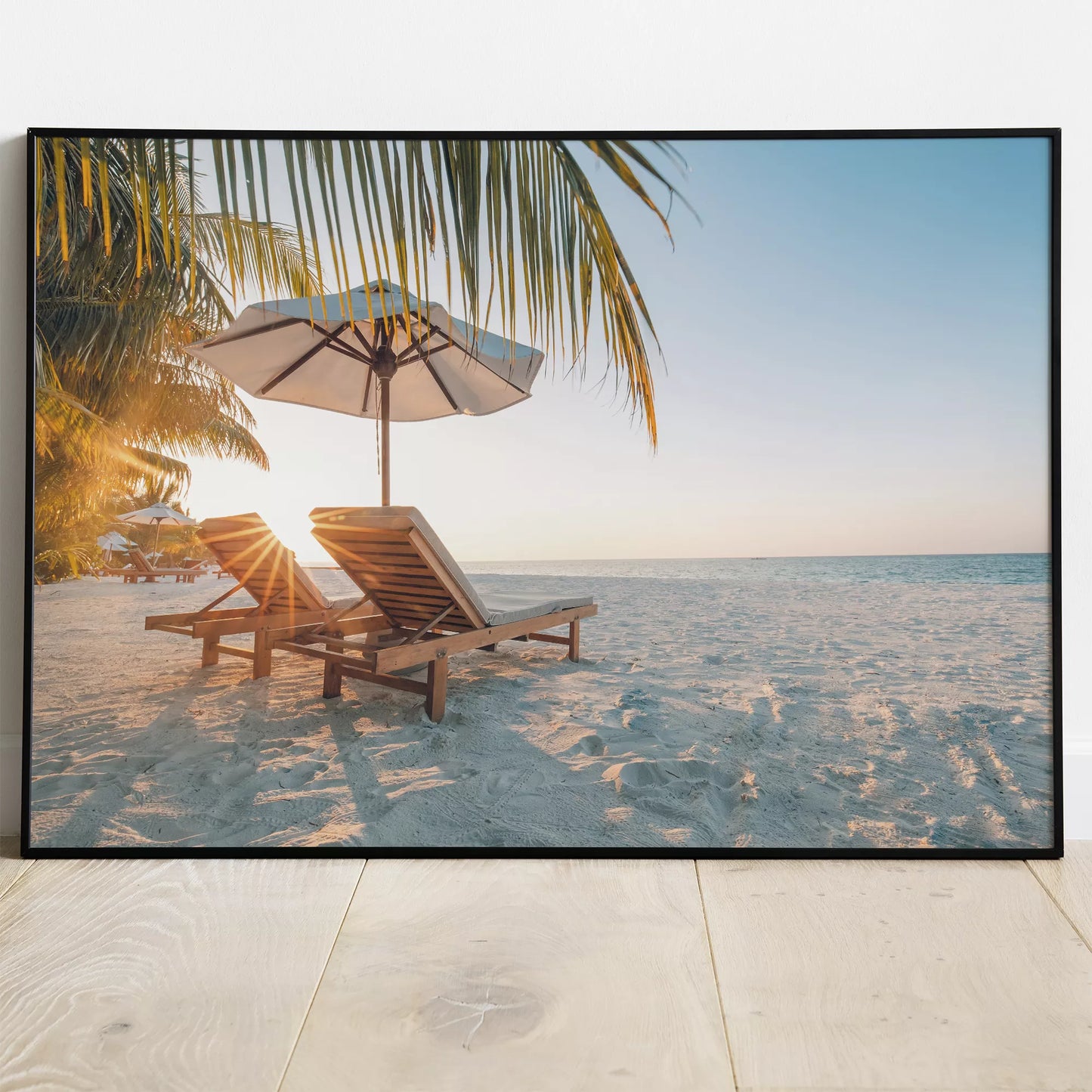 夕日に染まる砂浜とパラソル付きビーチチェア、揺れる椰子の木