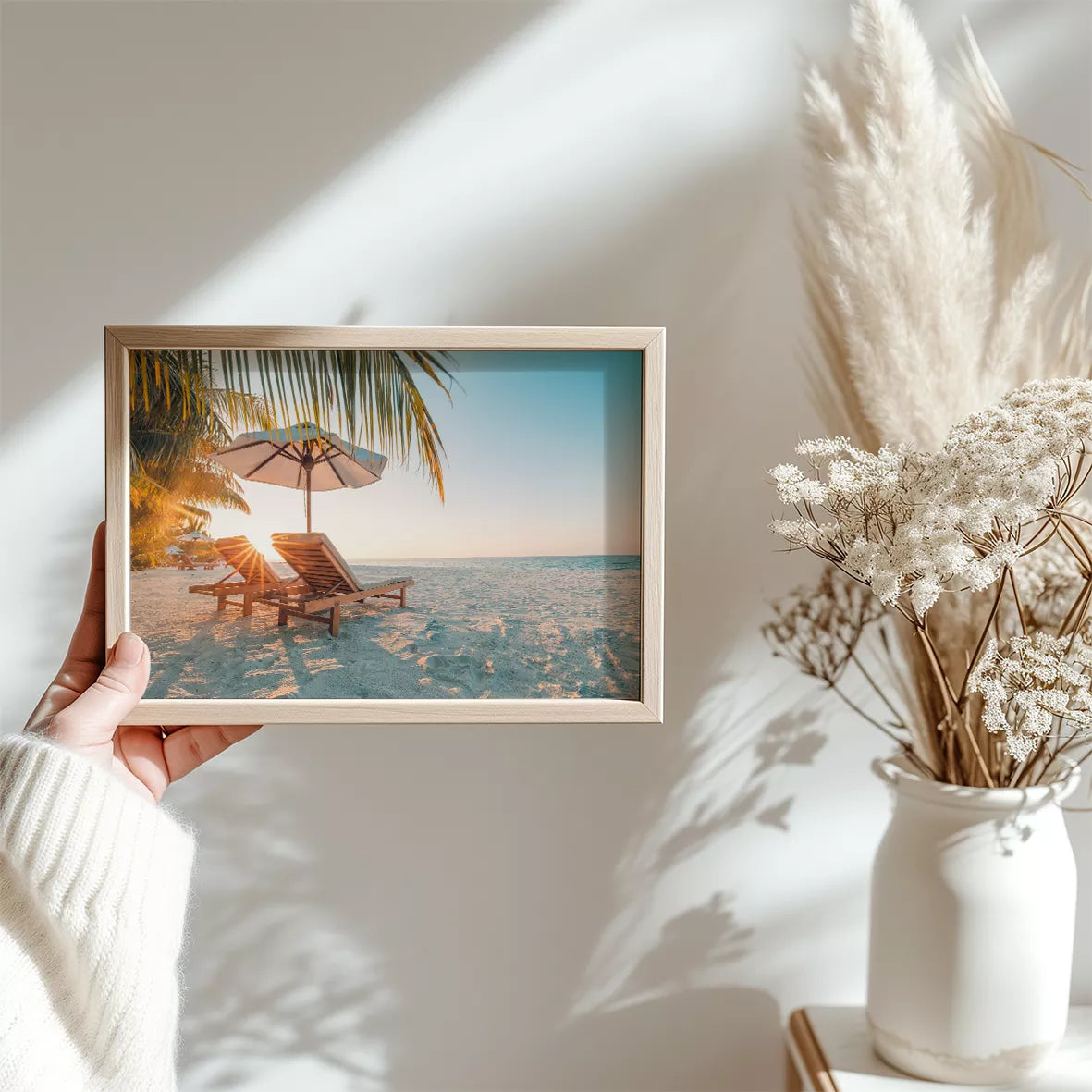 夕日に染まる砂浜とパラソル付きビーチチェア、揺れる椰子の木