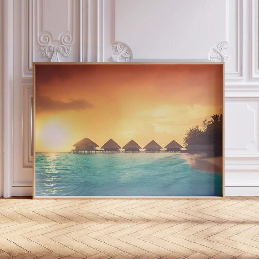 モルディブ風の水上コテージと夕暮れのビーチ風景