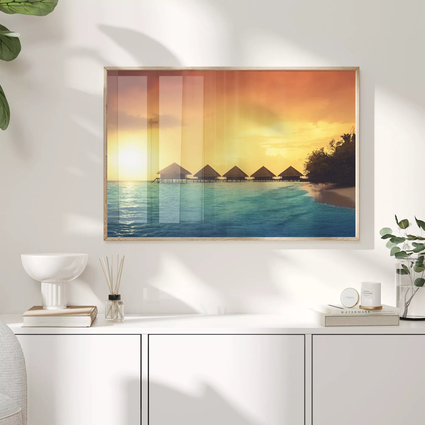 モルディブ風の水上コテージと夕暮れのビーチ風景