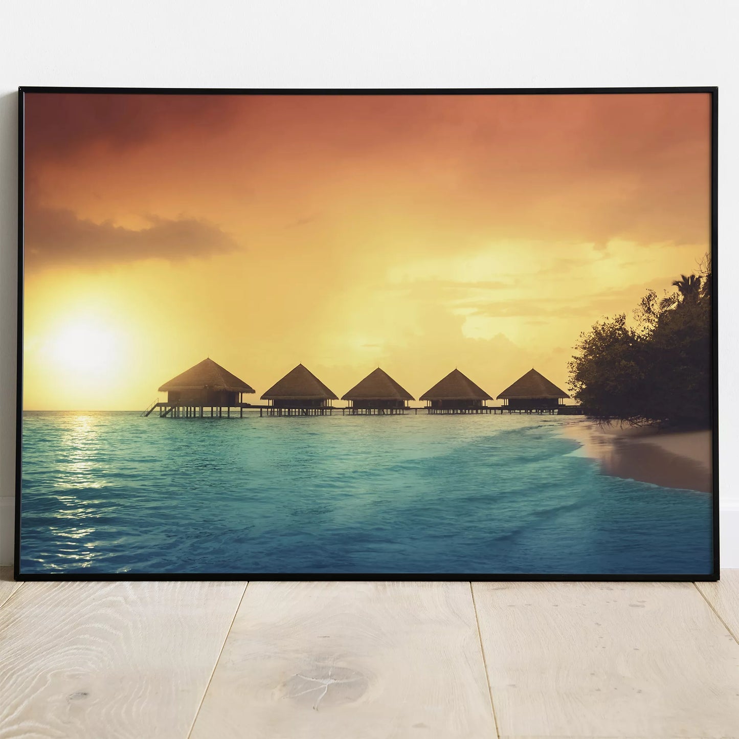 モルディブ風の水上コテージと夕暮れのビーチ風景