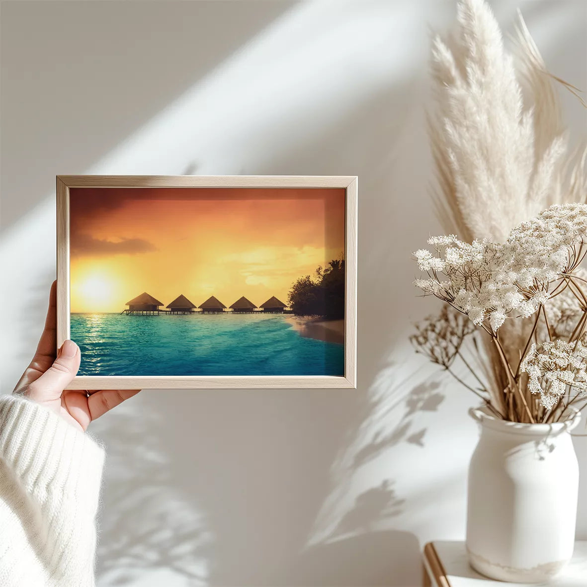 モルディブ風の水上コテージと夕暮れのビーチ風景