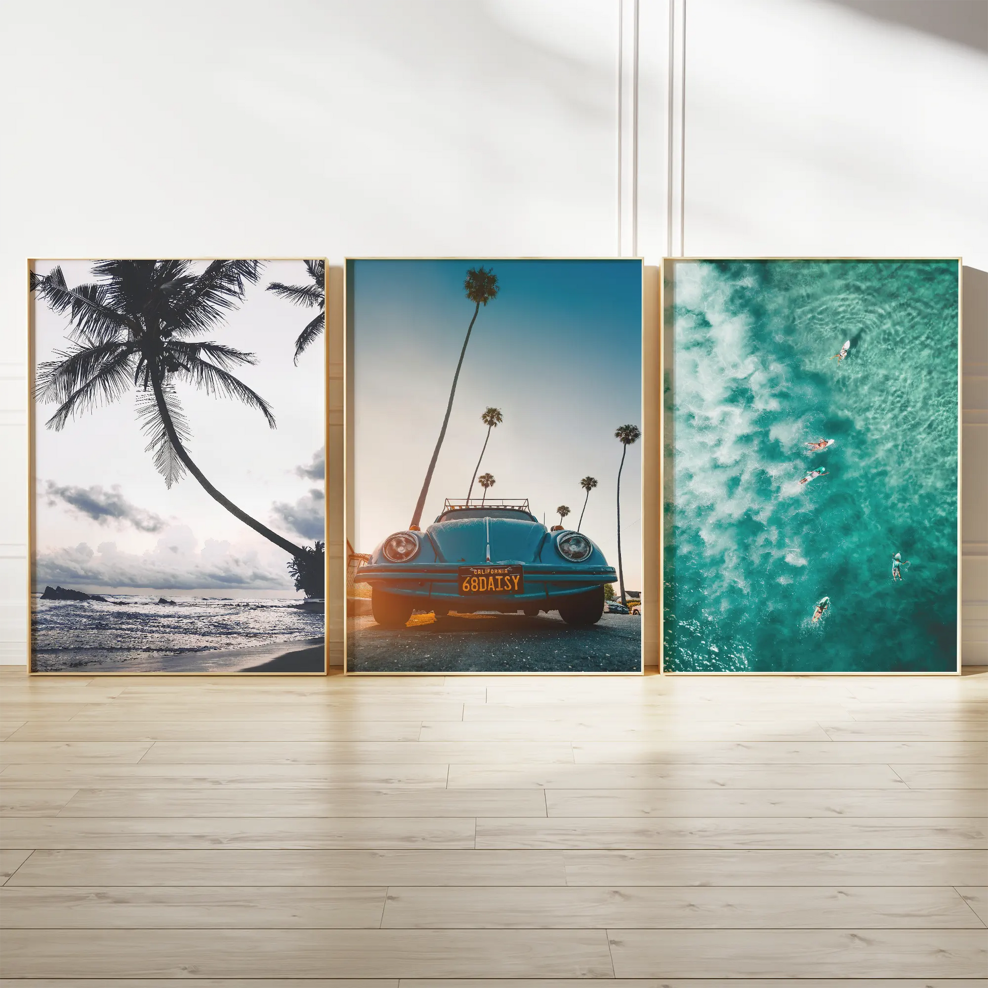 モノクロのパームツリーとビーチを描いた西海岸風アートポスター