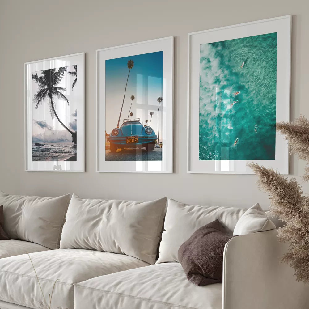 南国ビーチ、クラシックカー、エメラルド色の海の3枚組アートポスター