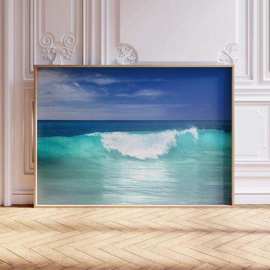 エメラルドグリーンの波しぶきが躍る爽やかな海の風景