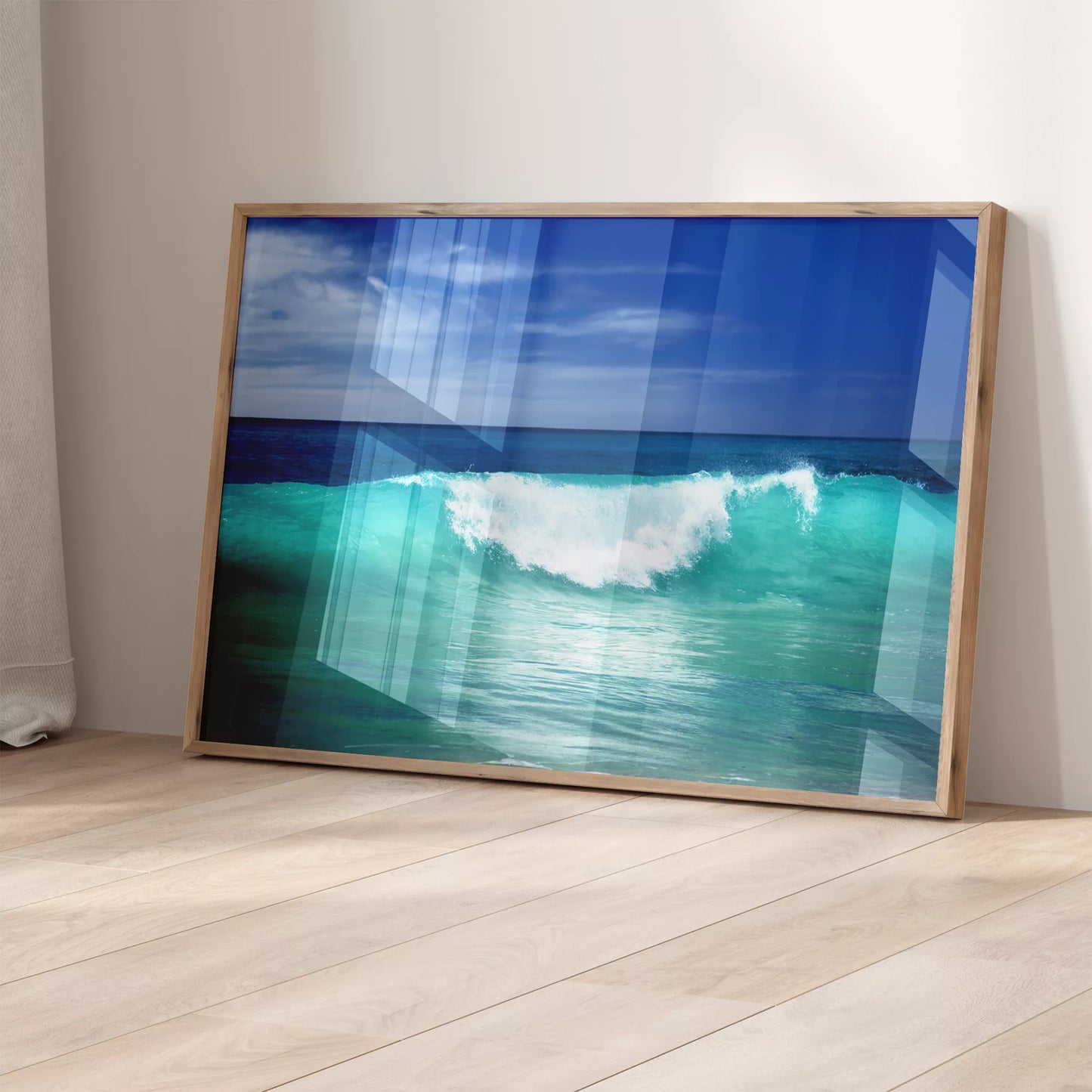 エメラルドグリーンの波しぶきが躍る爽やかな海の風景