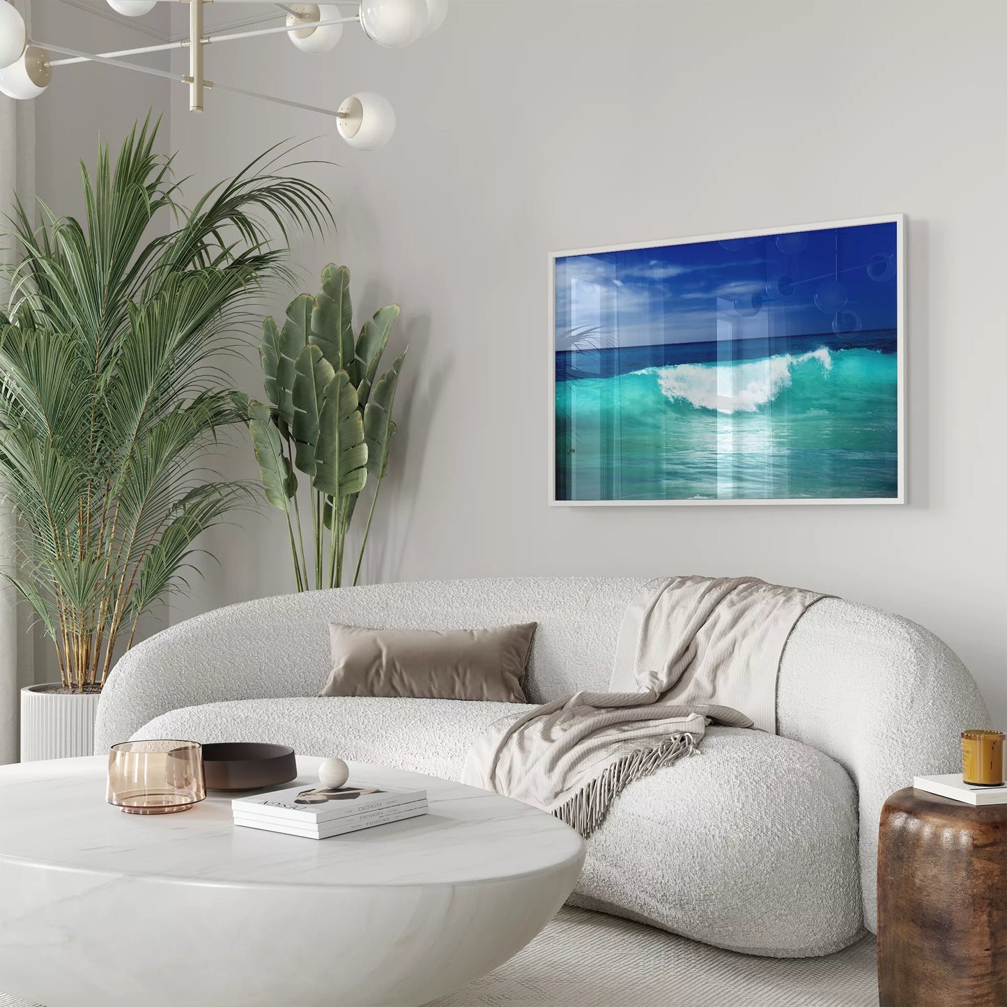 エメラルドグリーンの波しぶきが躍る爽やかな海の風景