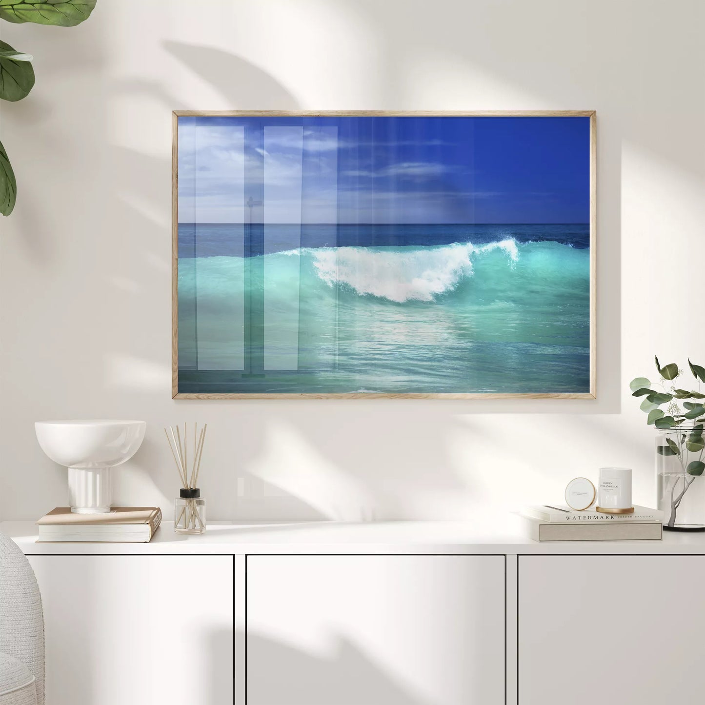 エメラルドグリーンの波しぶきが躍る爽やかな海の風景