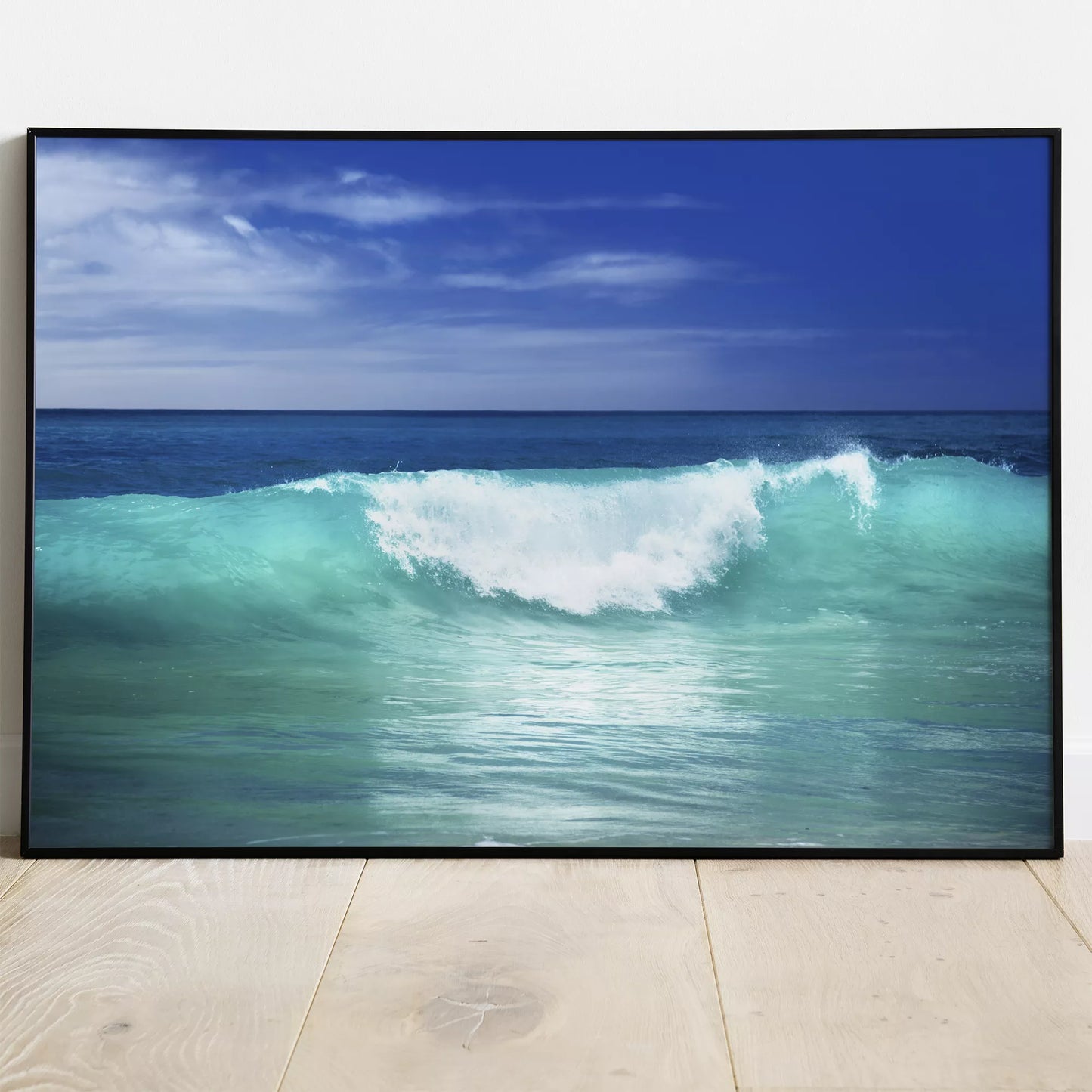 エメラルドグリーンの波しぶきが躍る爽やかな海の風景