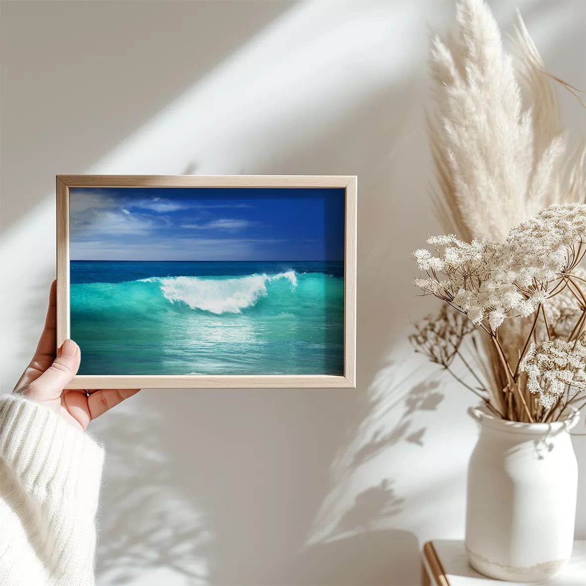 エメラルドグリーンの波しぶきが躍る爽やかな海の風景