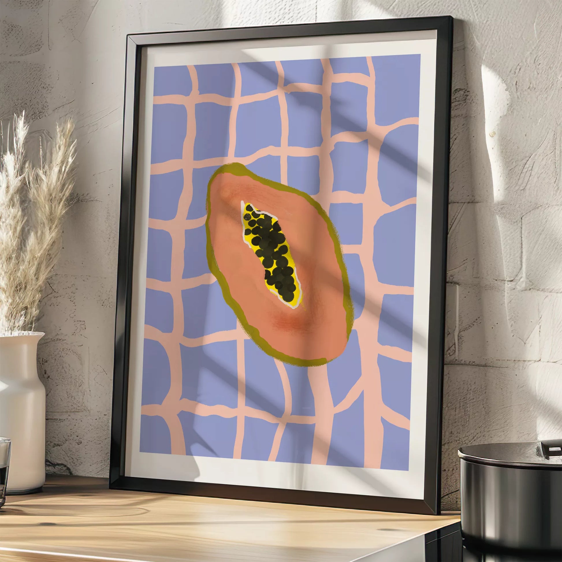 パステルカラーの格子柄背景にパパイヤのミニマルアートイラスト