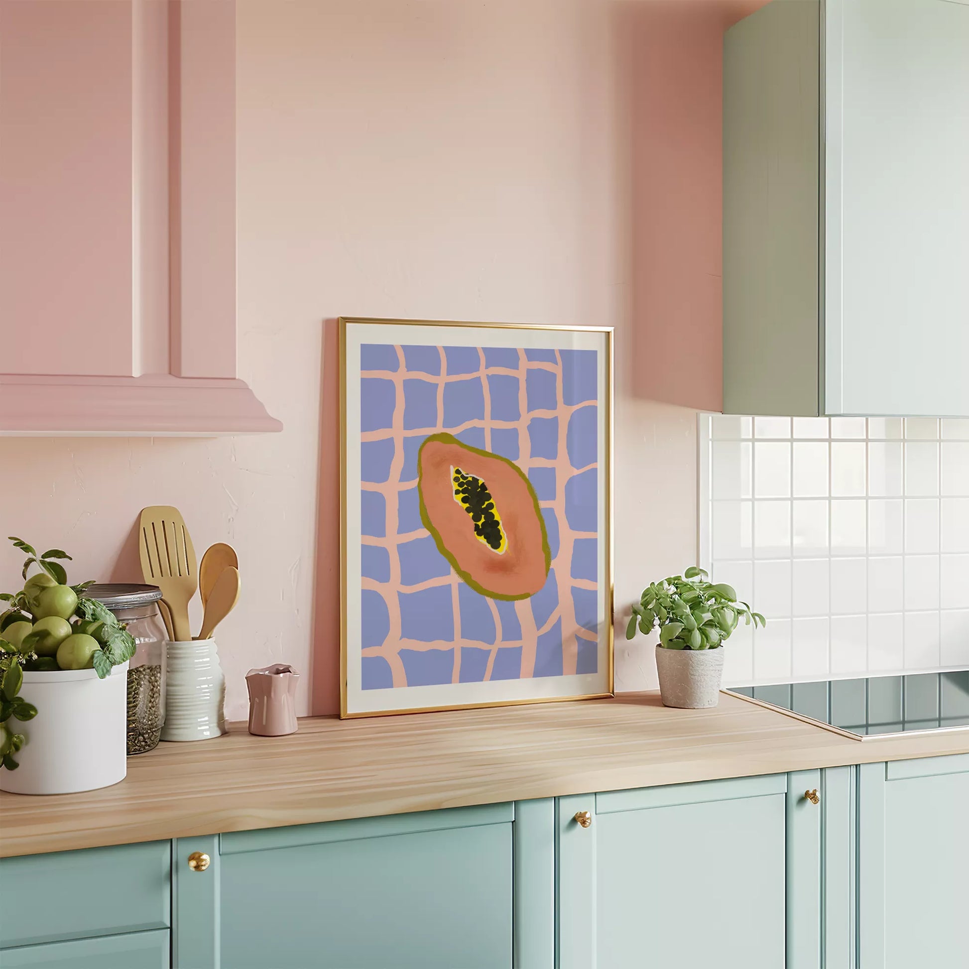 パステルカラーの格子柄背景にパパイヤのミニマルアートイラスト