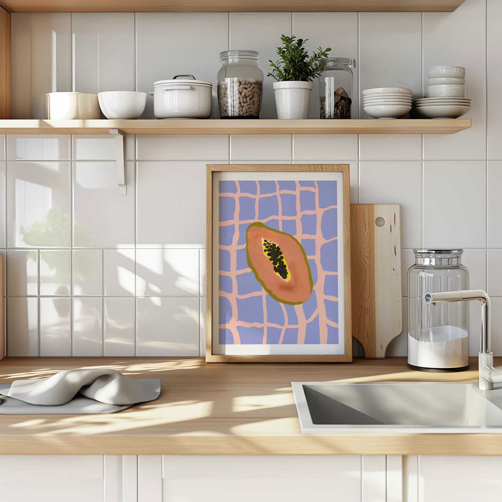 パステルカラーの格子柄背景にパパイヤのミニマルアートイラスト