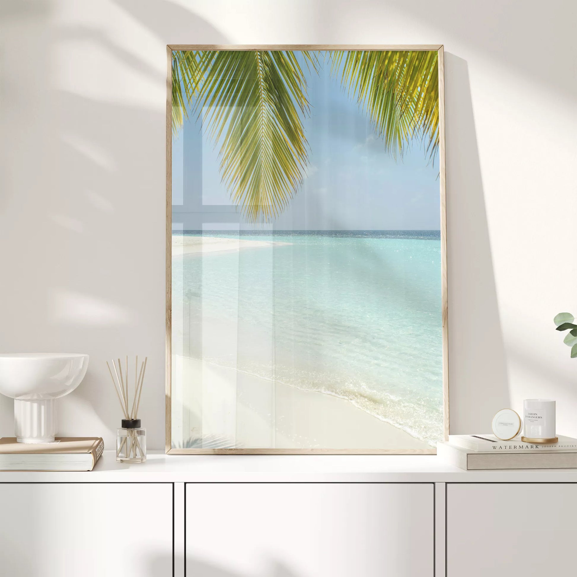 青い海とヤシの葉が映える白砂のビーチ風景